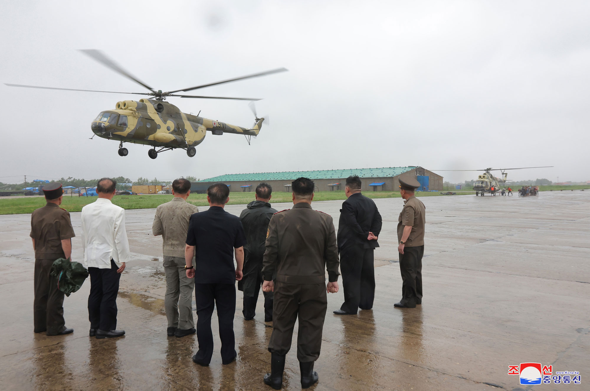 Estimado compañero <nobr><span style="font-size:110%;">Kim Jong Un</span></nobr> recorre zonas inundadas de ciudad de 
Sinuiju y distrito de Uiju de la provincia de Phyong-an del Norte