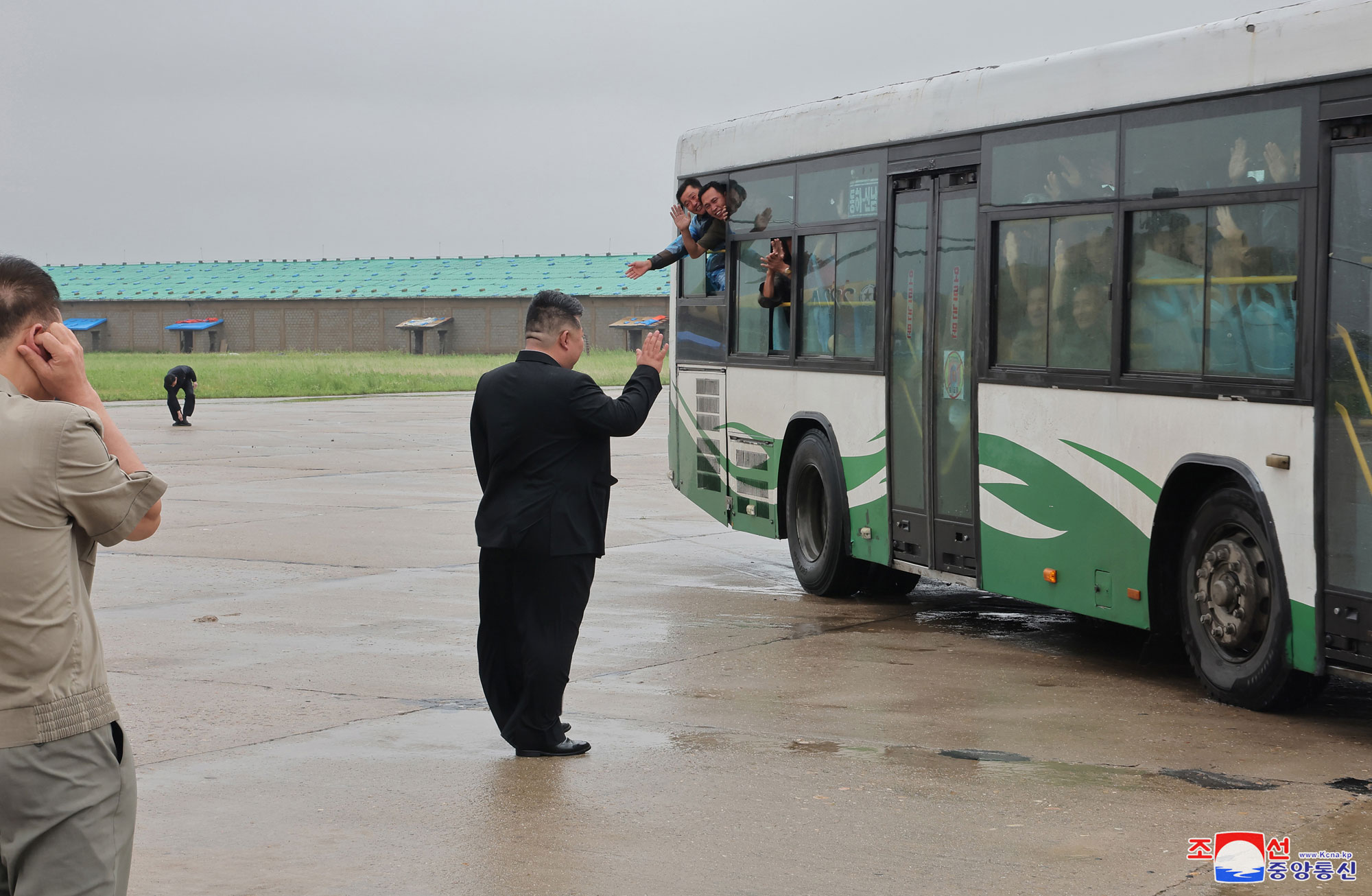 Estimado compañero <nobr><span style="font-size:110%;">Kim Jong Un</span></nobr> recorre zonas inundadas de ciudad de 
Sinuiju y distrito de Uiju de la provincia de Phyong-an del Norte