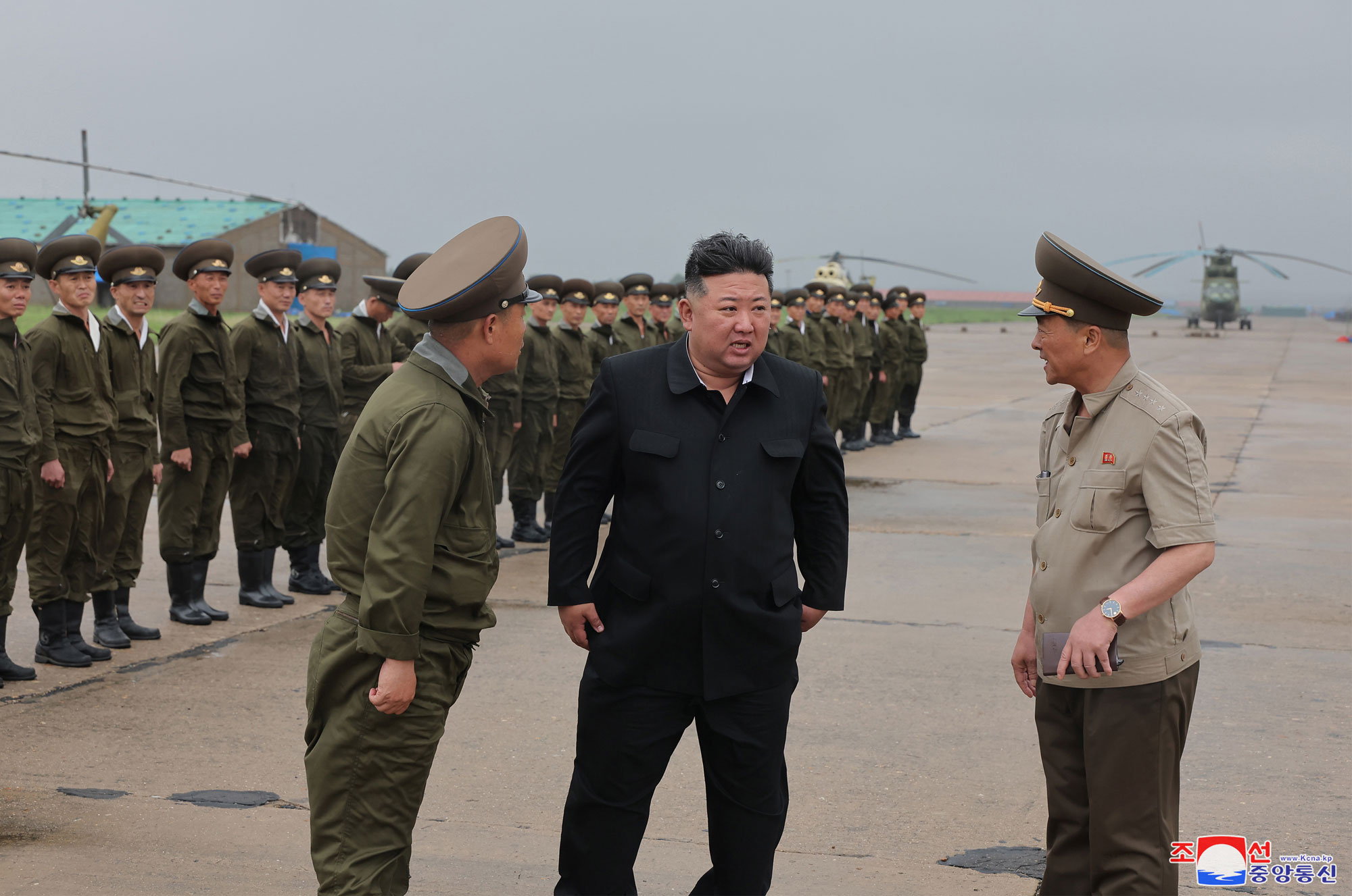 Estimado compañero <nobr><span style="font-size:110%;">Kim Jong Un</span></nobr> recorre zonas inundadas de ciudad de 
Sinuiju y distrito de Uiju de la provincia de Phyong-an del Norte