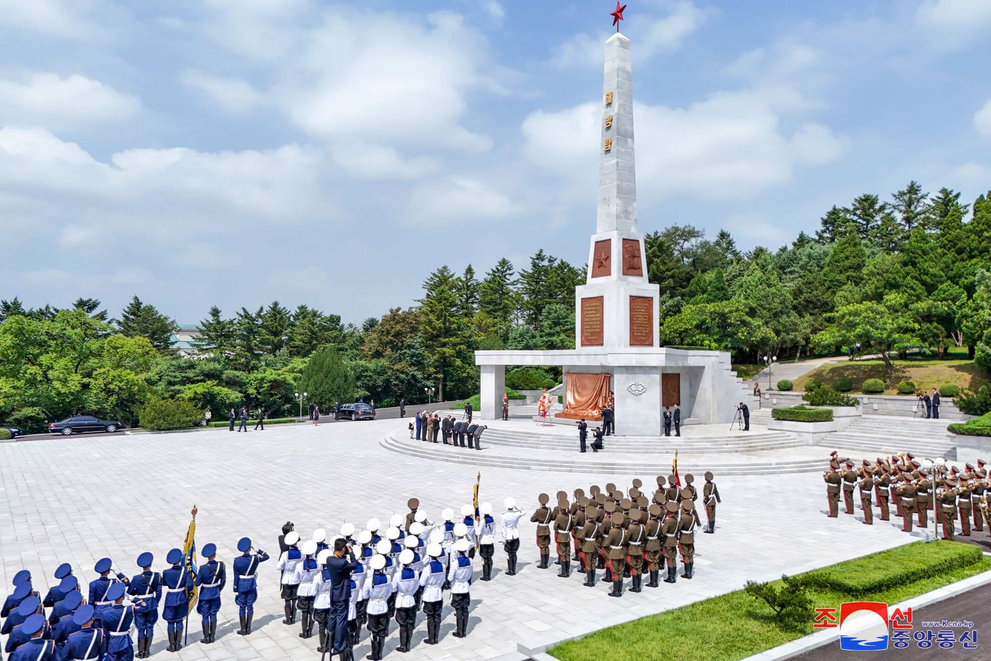 Estimado compañero <nobr><span style="font-size:110%;">Kim Jong Un</span></nobr> visita el Monumento a la Liberación