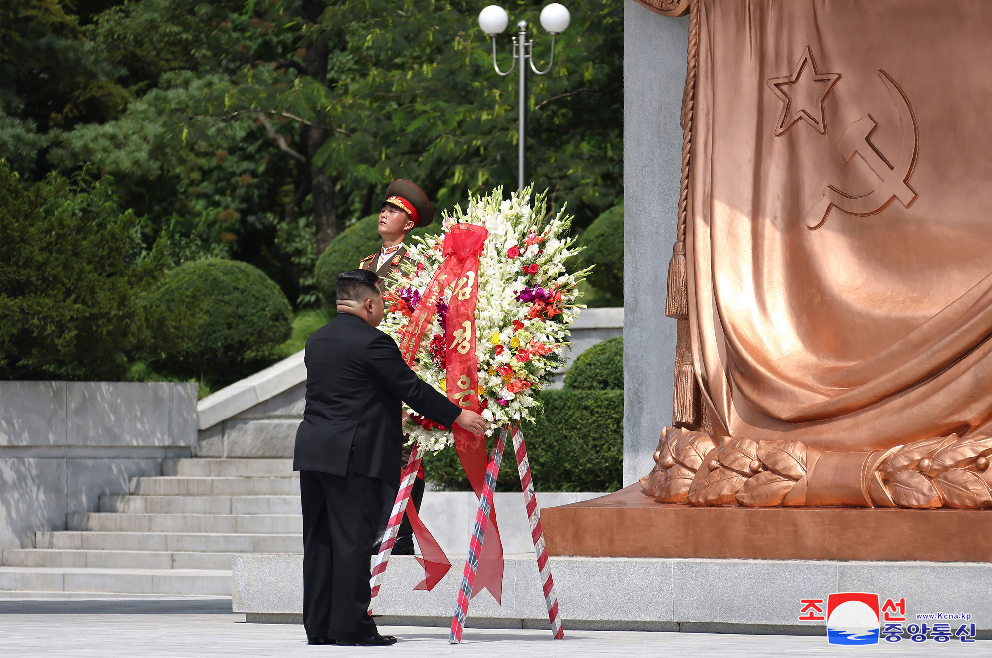 <nobr>경애하는</nobr> <nobr><span style="font-size:110%;font-weight:bold;">김정은</span>동지</nobr>께서 조국해방 79돐에 즈음하여 해방탑을 찾으시였다