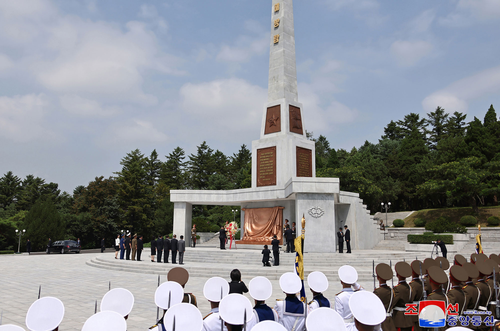 Estimado compañero <nobr><span style="font-size:110%;">Kim Jong Un</span></nobr> visita el Monumento a la Liberación