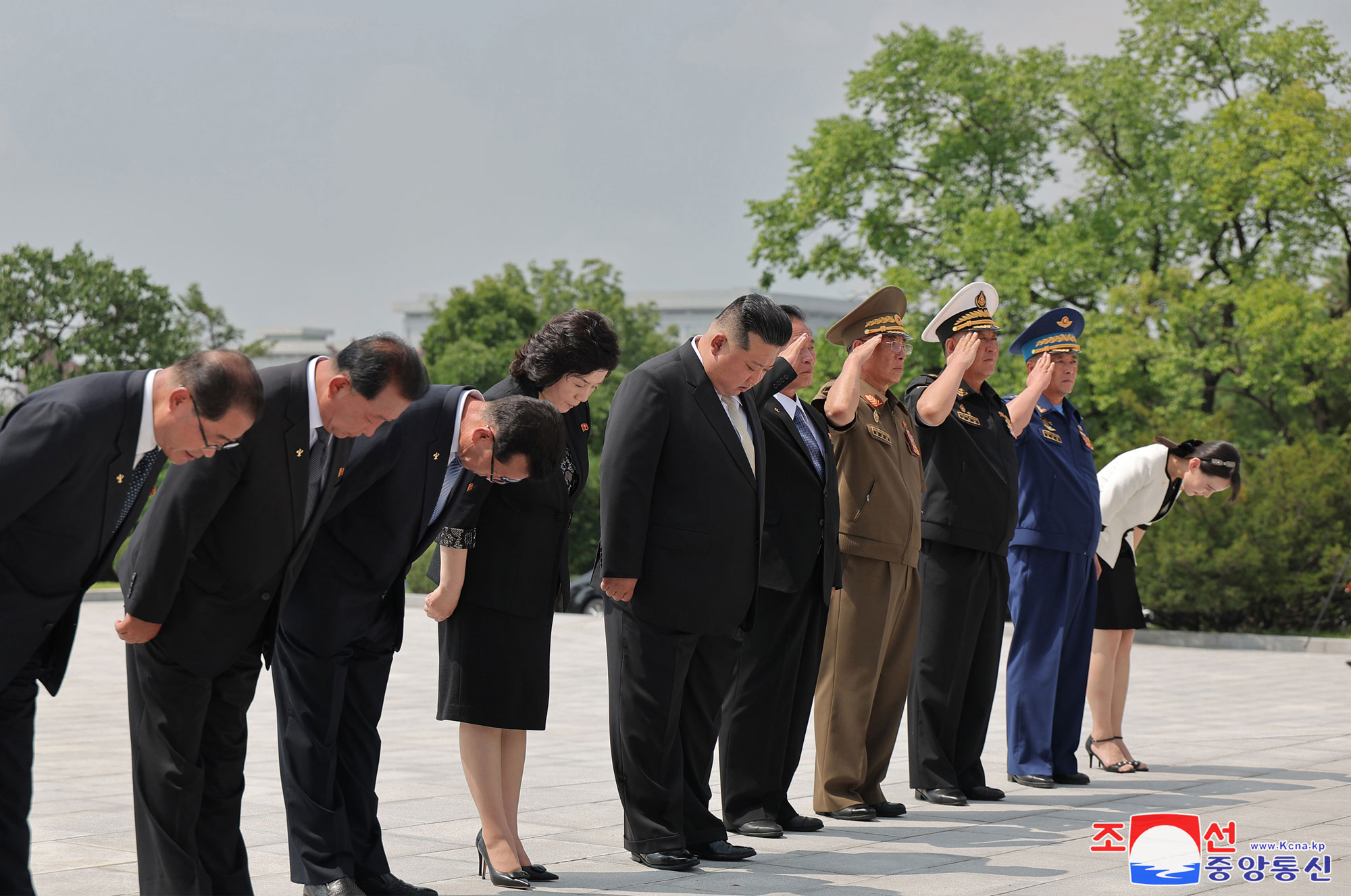 President of State Affairs <nobr><span style="font-size:110%;">Kim Jong Un</span></nobr> visits Liberation Tower