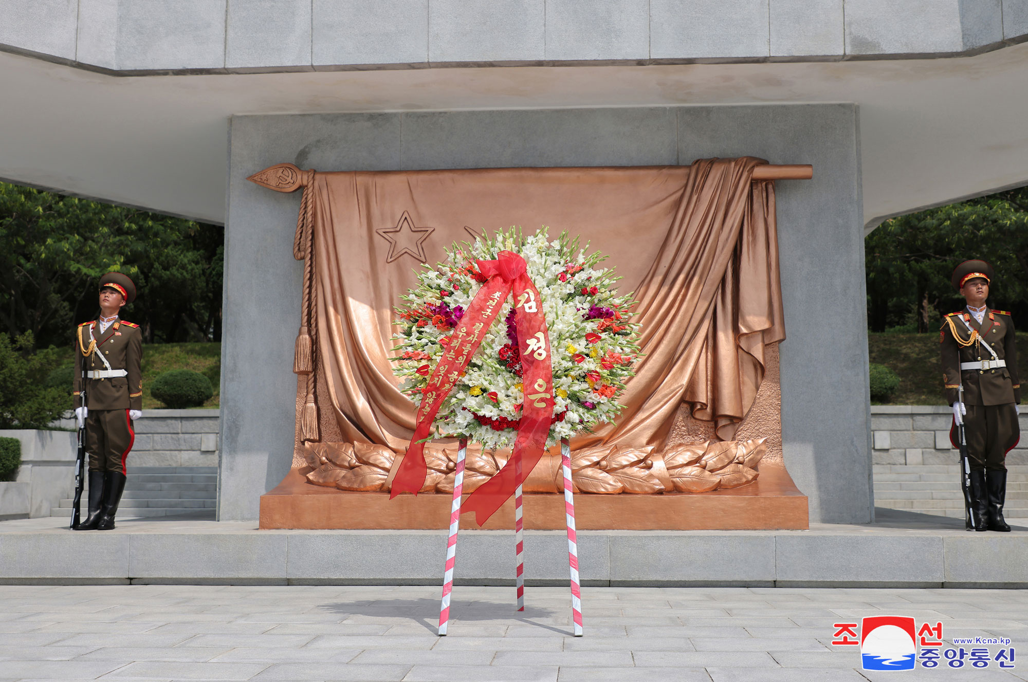 President of State Affairs <nobr><span style="font-size:110%;">Kim Jong Un</span></nobr> visits Liberation Tower