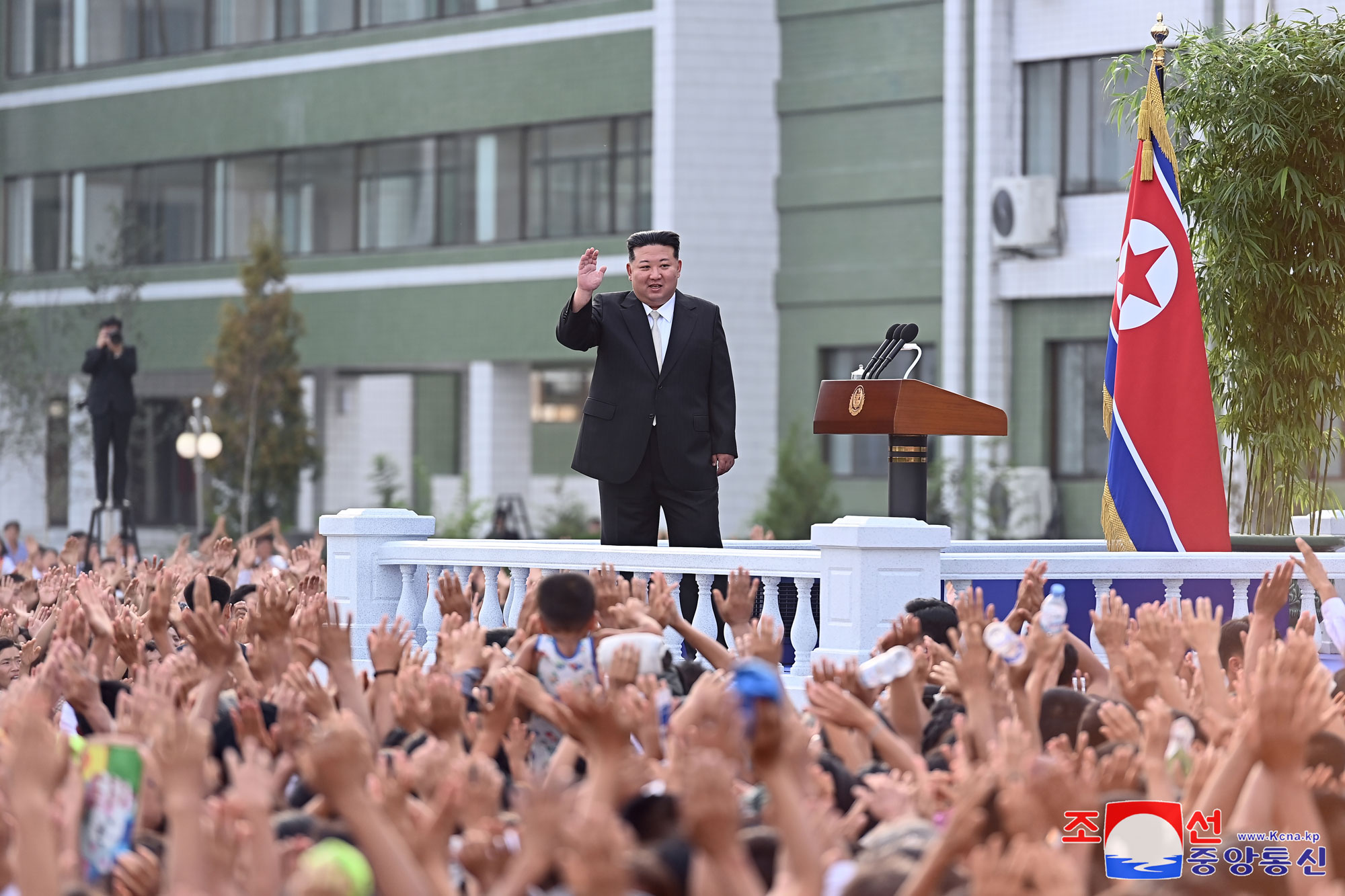 Flood victims in North Phyongan, Jagang and Ryanggang provinces arrive in Pyongyang<br>President of State Affairs <nobr><span style="font-size:110%;">Kim Jong Un</span></nobr> visits lodging quarters to greet flood victims