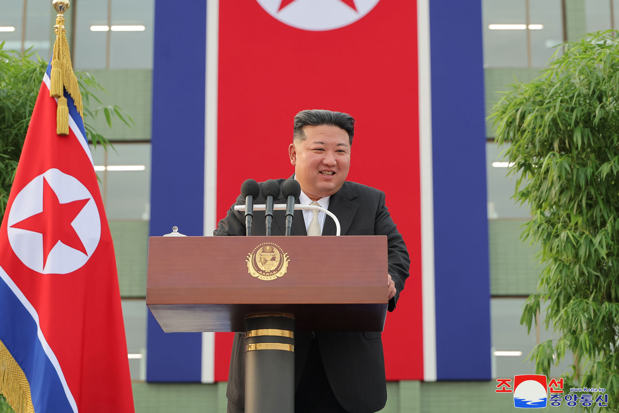 Llegan a Pyongyang los habitantes de las zonas damnificadas de provincias de Phyong-an del Norte, Jagang y Ryanggang<br><br>Estimado compañero <nobr><span style="font-size:110%;">Kim Jong Un</span></nobr> acoge a los damnificados en su albergue