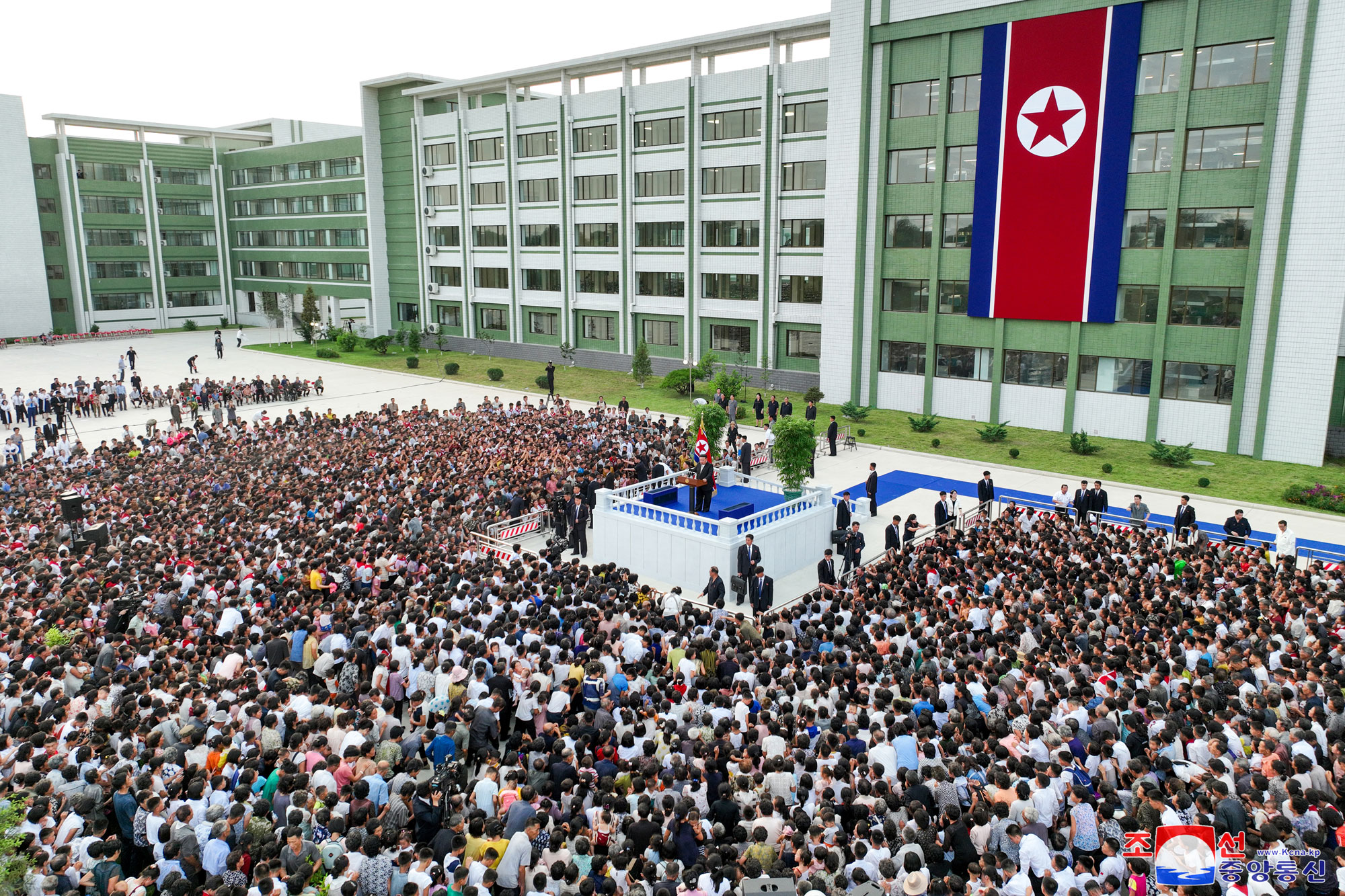 Flood victims in North Phyongan, Jagang and Ryanggang provinces arrive in Pyongyang<br>President of State Affairs <nobr><span style="font-size:110%;">Kim Jong Un</span></nobr> visits lodging quarters to greet flood victims