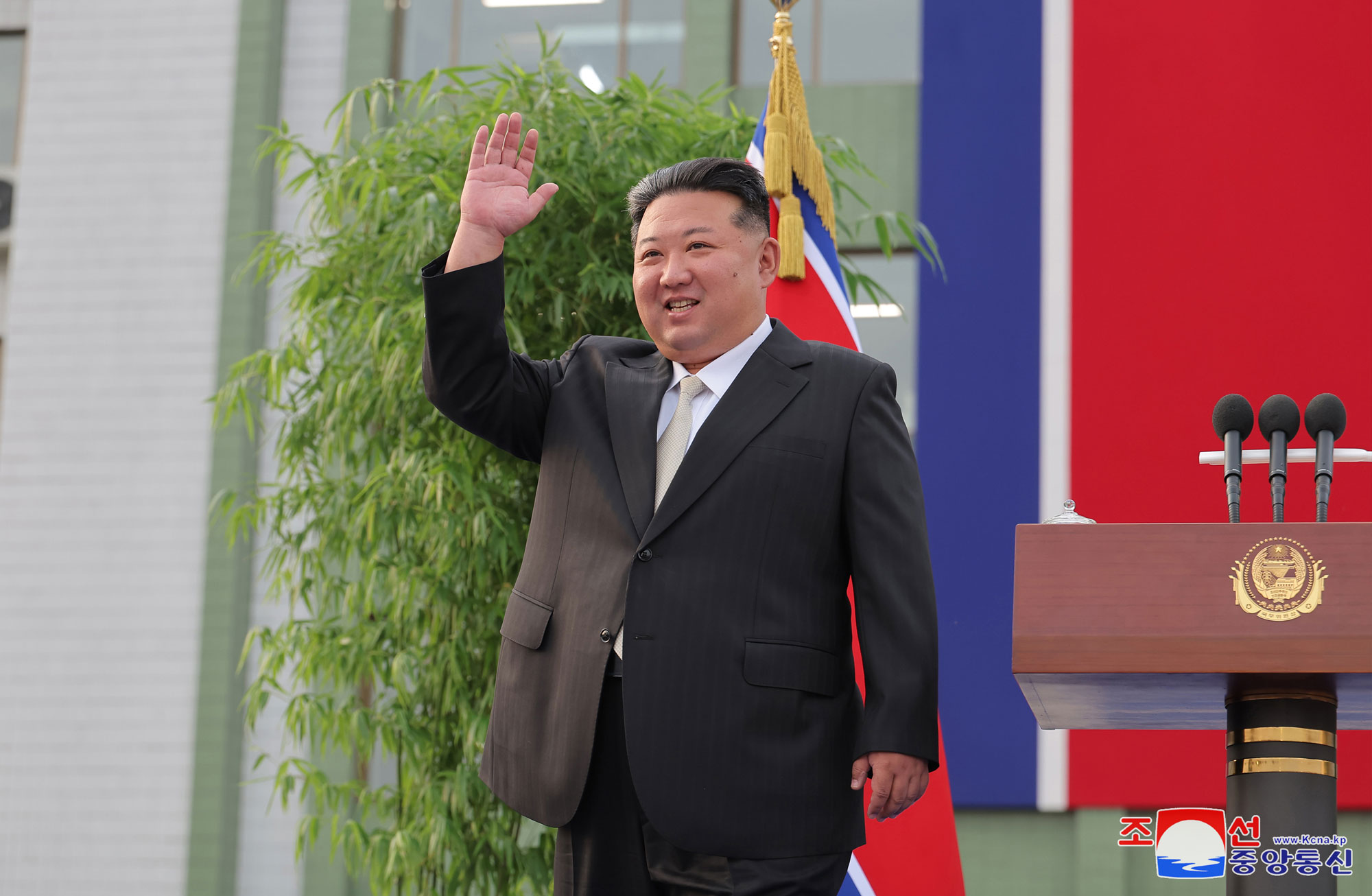 Llegan a Pyongyang los habitantes de las zonas damnificadas de provincias de Phyong-an del Norte, Jagang y Ryanggang<br><br>Estimado compañero <nobr><span style="font-size:110%;">Kim Jong Un</span></nobr> acoge a los damnificados en su albergue