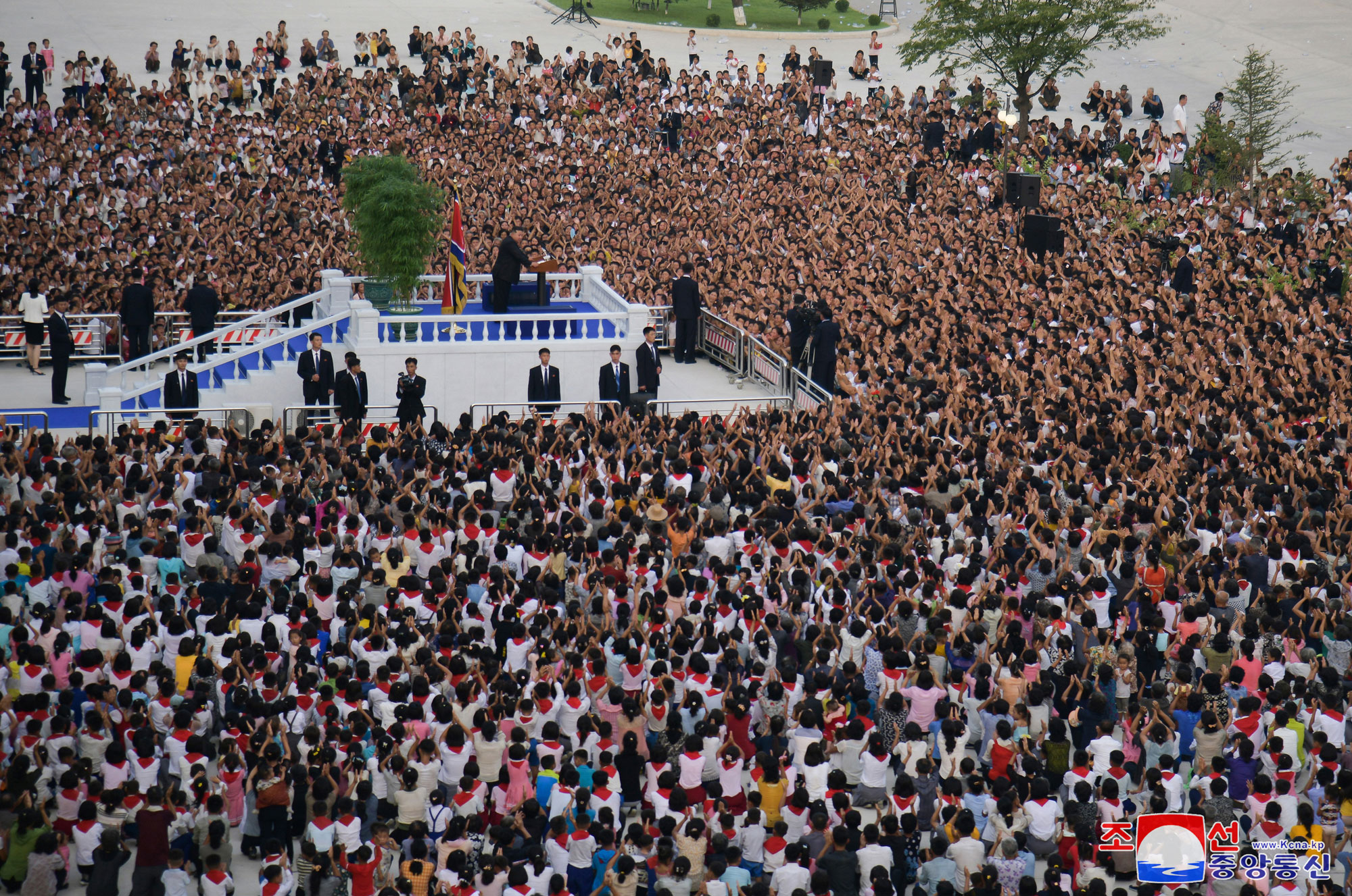 Flood victims in North Phyongan, Jagang and Ryanggang provinces arrive in Pyongyang<br>President of State Affairs <nobr><span style="font-size:110%;">Kim Jong Un</span></nobr> visits lodging quarters to greet flood victims