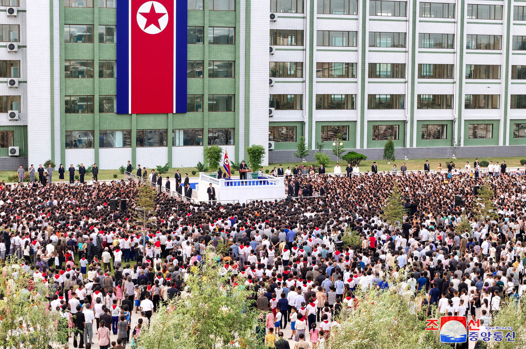 Flood victims in North Phyongan, Jagang and Ryanggang provinces arrive in Pyongyang<br>President of State Affairs <nobr><span style="font-size:110%;">Kim Jong Un</span></nobr> visits lodging quarters to greet flood victims