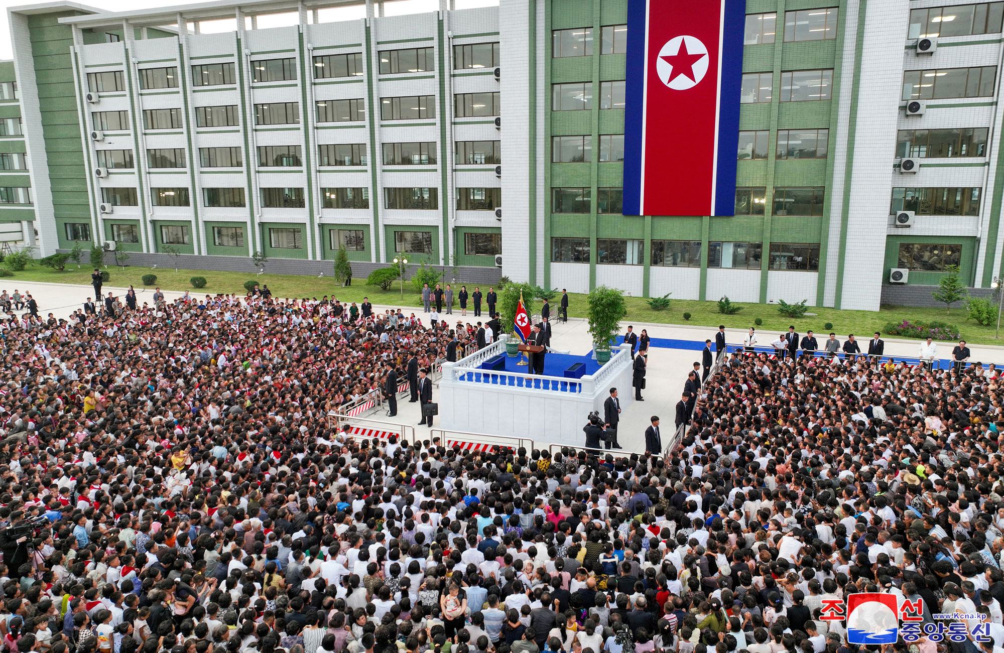 Flood victims in North Phyongan, Jagang and Ryanggang provinces arrive in Pyongyang<br>President of State Affairs <nobr><span style="font-size:110%;">Kim Jong Un</span></nobr> visits lodging quarters to greet flood victims