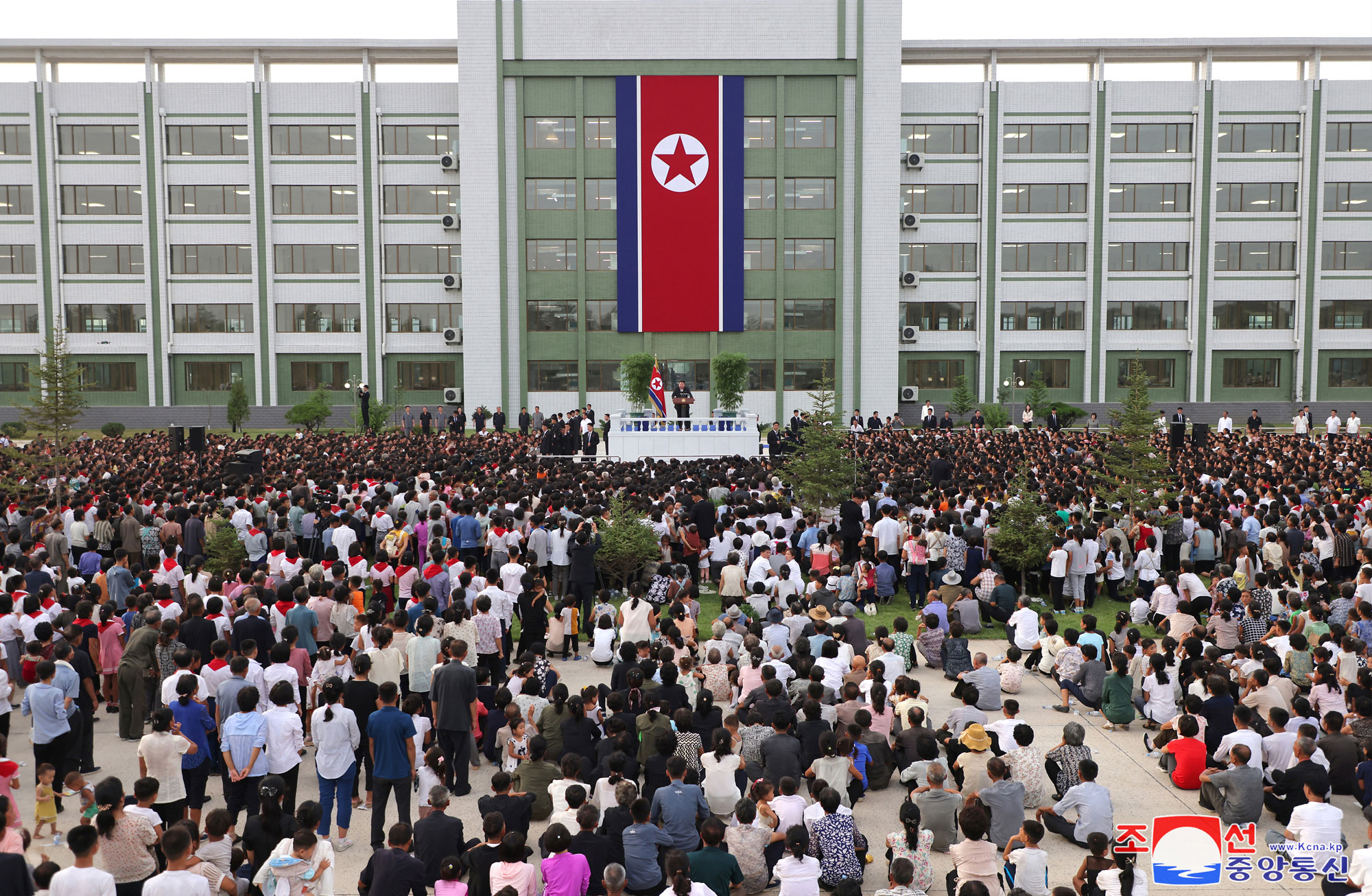 Flood victims in North Phyongan, Jagang and Ryanggang provinces arrive in Pyongyang<br>President of State Affairs <nobr><span style="font-size:110%;">Kim Jong Un</span></nobr> visits lodging quarters to greet flood victims