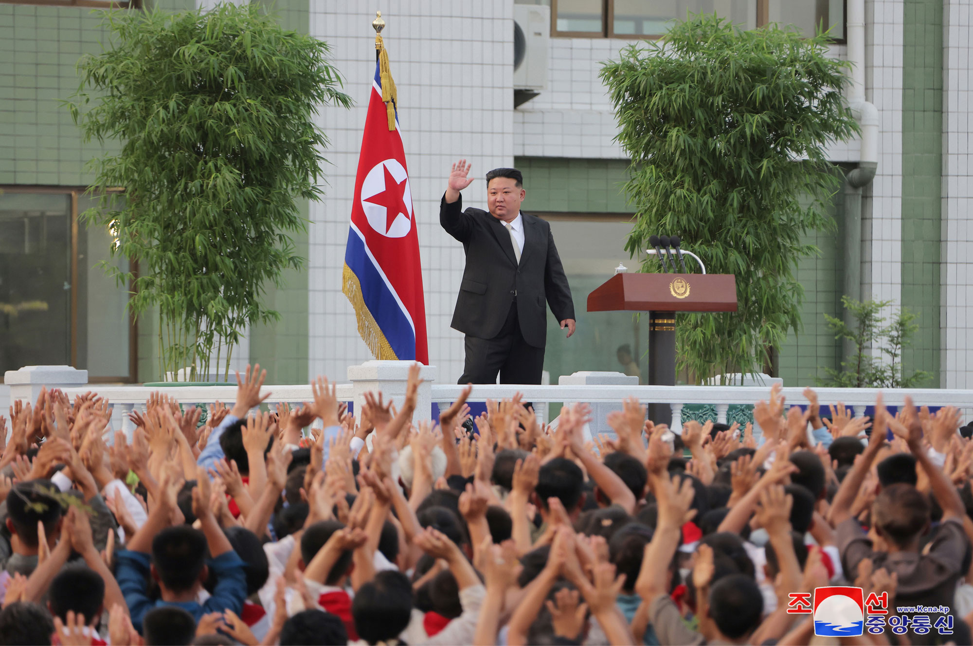 Flood victims in North Phyongan, Jagang and Ryanggang provinces arrive in Pyongyang<br>President of State Affairs <nobr><span style="font-size:110%;">Kim Jong Un</span></nobr> visits lodging quarters to greet flood victims