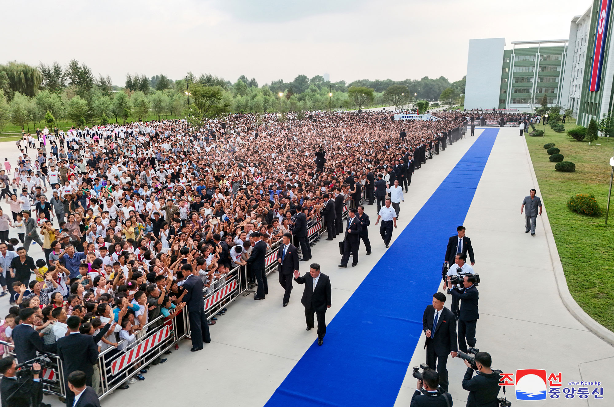 Flood victims in North Phyongan, Jagang and Ryanggang provinces arrive in Pyongyang<br>President of State Affairs <nobr><span style="font-size:110%;">Kim Jong Un</span></nobr> visits lodging quarters to greet flood victims