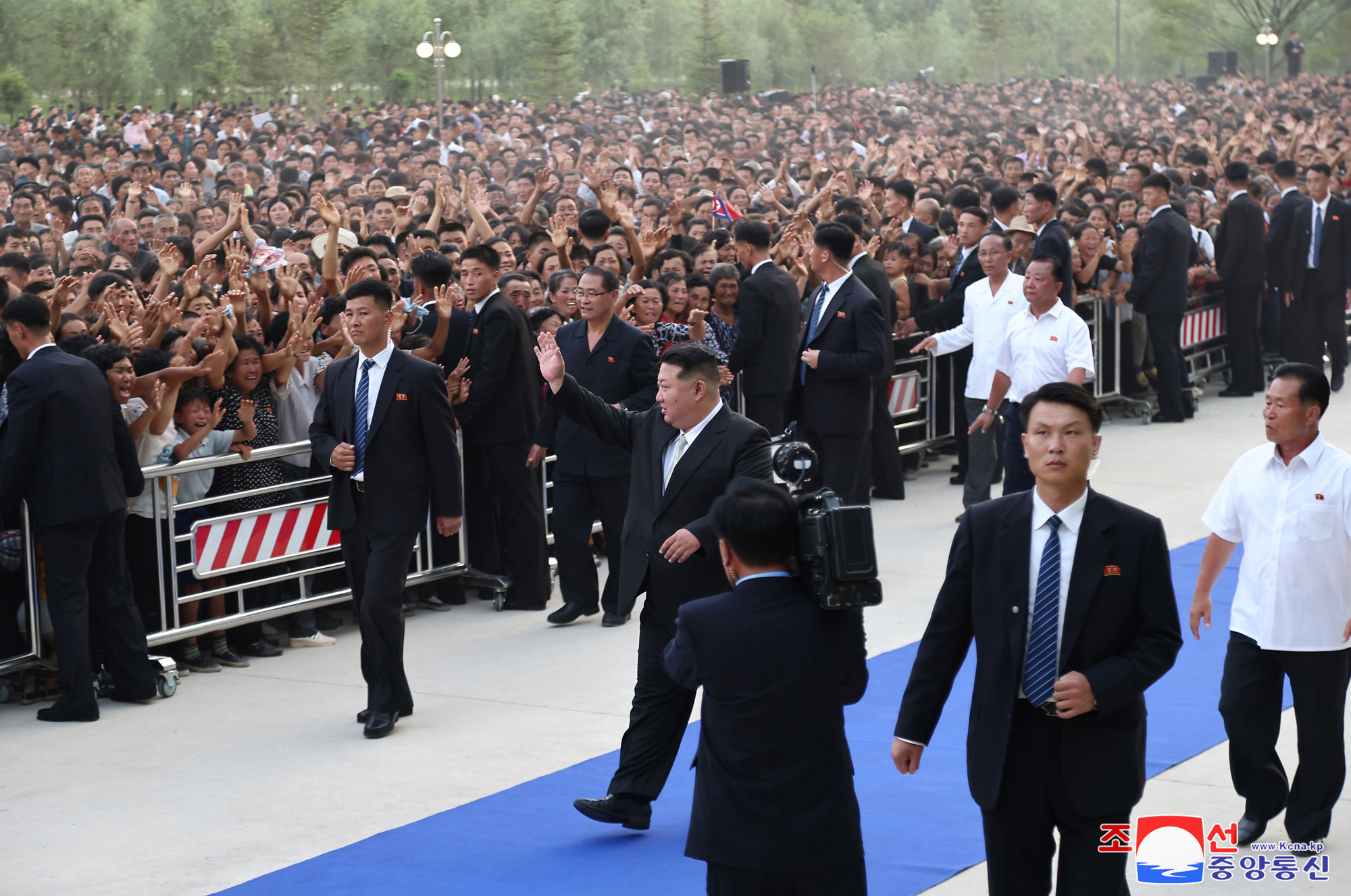 Flood victims in North Phyongan, Jagang and Ryanggang provinces arrive in Pyongyang<br>President of State Affairs <nobr><span style="font-size:110%;">Kim Jong Un</span></nobr> visits lodging quarters to greet flood victims