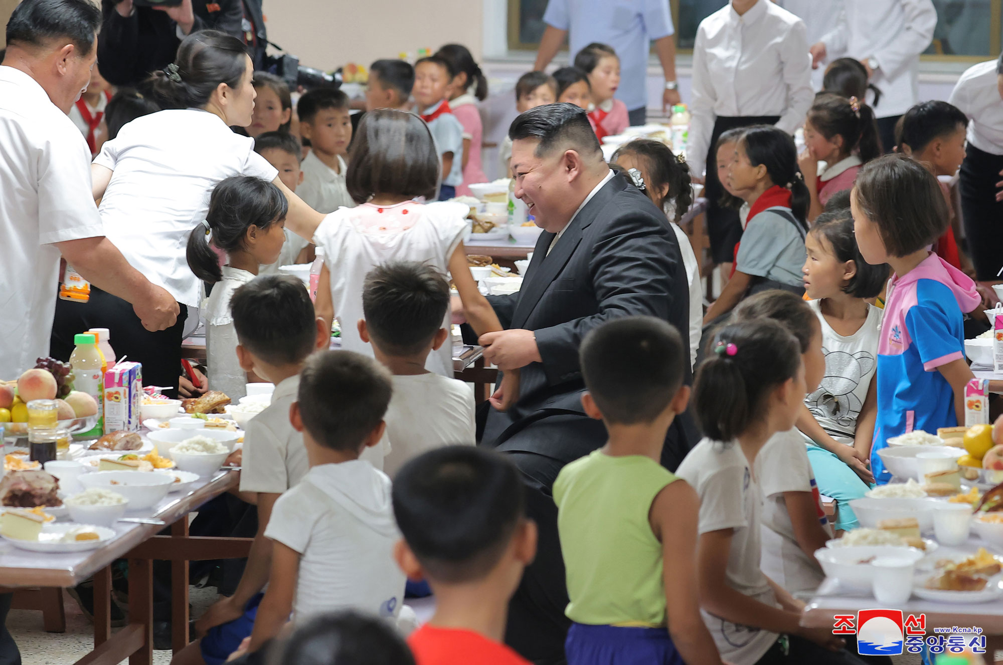 Flood victims in North Phyongan, Jagang and Ryanggang provinces arrive in Pyongyang<br>President of State Affairs <nobr><span style="font-size:110%;">Kim Jong Un</span></nobr> visits lodging quarters to greet flood victims