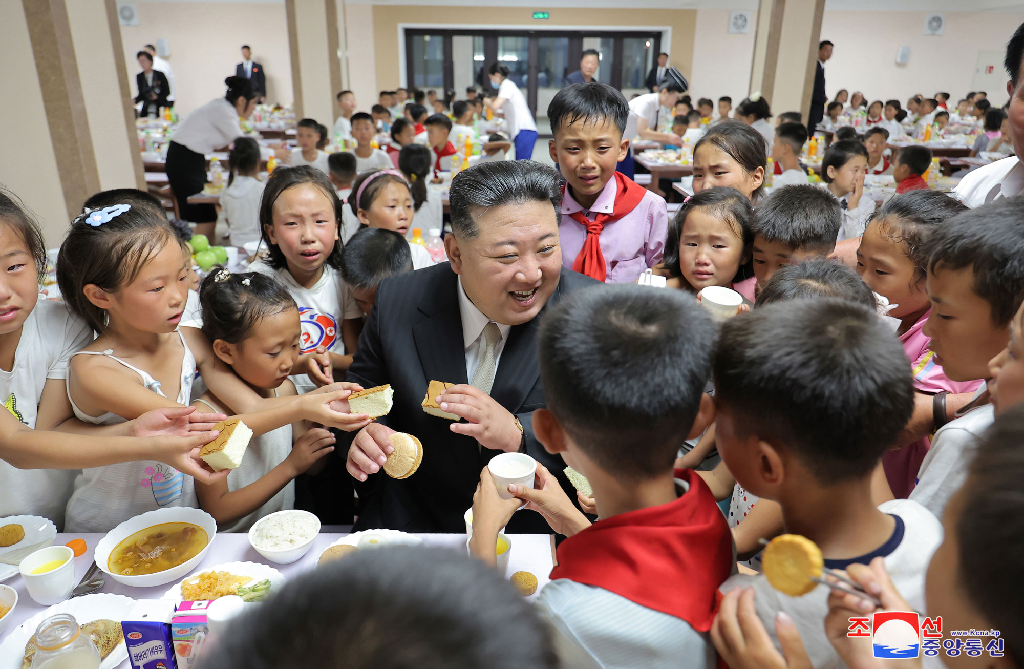 Flood victims in North Phyongan, Jagang and Ryanggang provinces arrive in Pyongyang<br>President of State Affairs <nobr><span style="font-size:110%;">Kim Jong Un</span></nobr> visits lodging quarters to greet flood victims