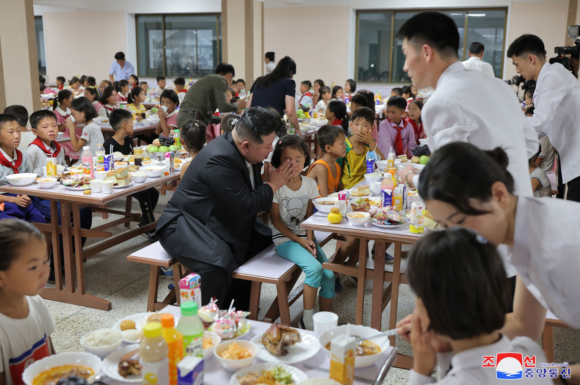 Flood victims in North Phyongan, Jagang and Ryanggang provinces arrive in Pyongyang<br>President of State Affairs <nobr><span style="font-size:110%;">Kim Jong Un</span></nobr> visits lodging quarters to greet flood victims