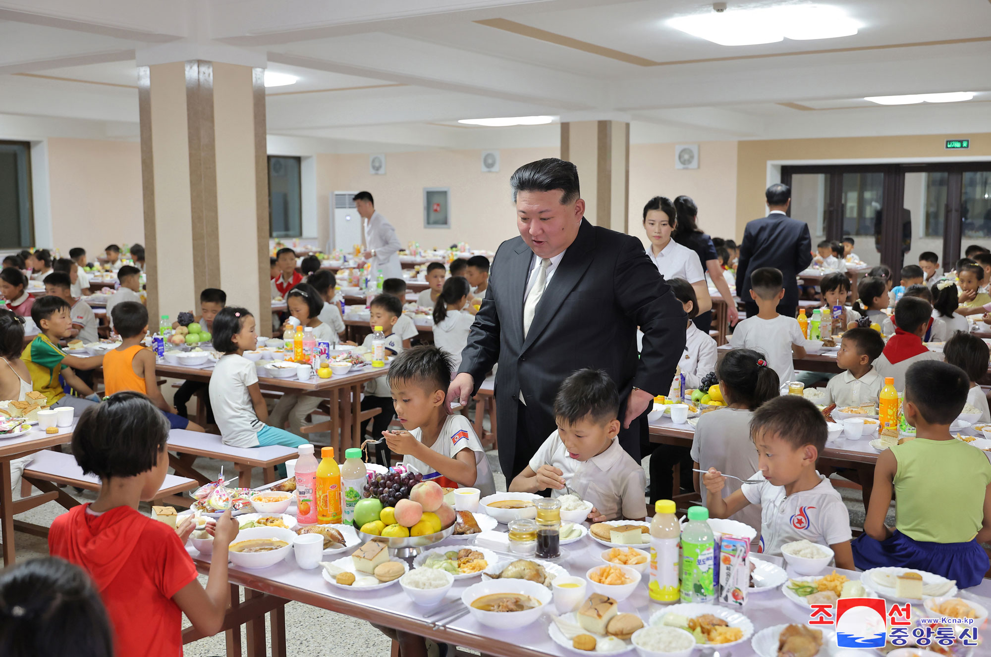 Flood victims in North Phyongan, Jagang and Ryanggang provinces arrive in Pyongyang<br>President of State Affairs <nobr><span style="font-size:110%;">Kim Jong Un</span></nobr> visits lodging quarters to greet flood victims