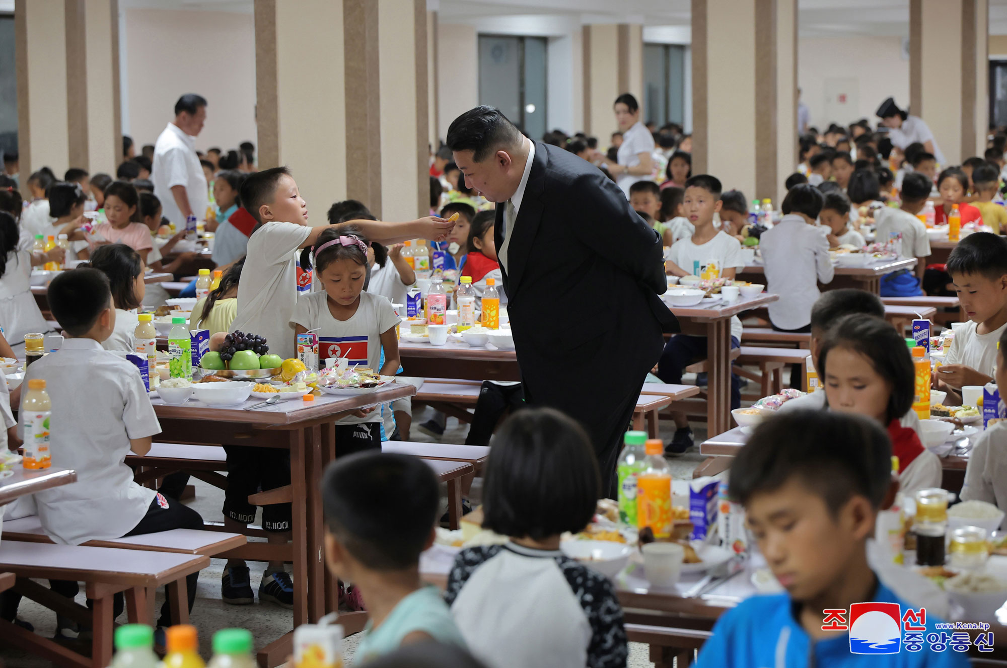 Flood victims in North Phyongan, Jagang and Ryanggang provinces arrive in Pyongyang<br>President of State Affairs <nobr><span style="font-size:110%;">Kim Jong Un</span></nobr> visits lodging quarters to greet flood victims