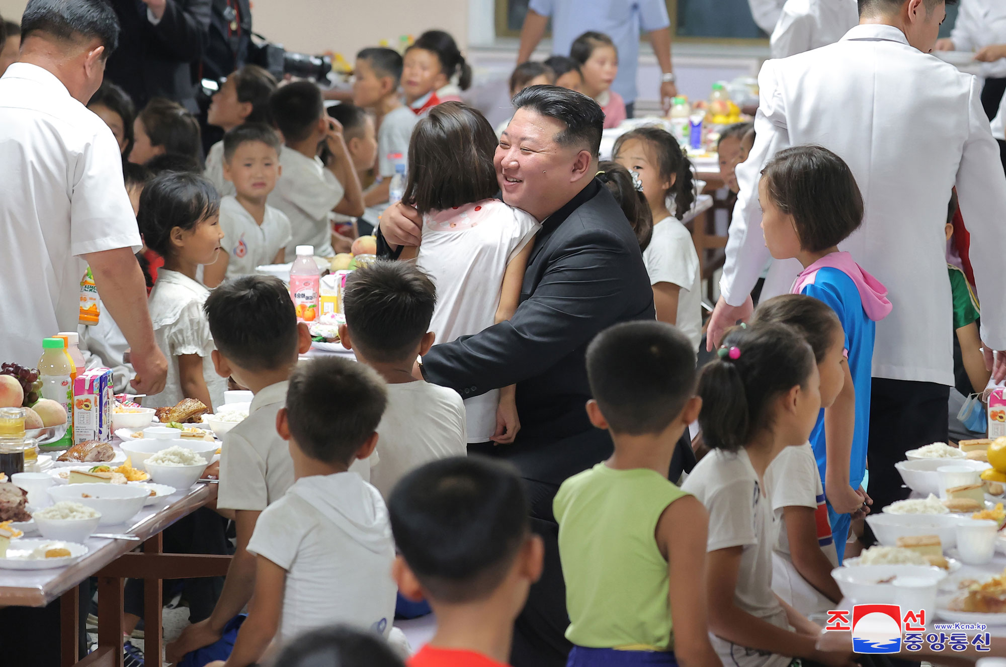 Flood victims in North Phyongan, Jagang and Ryanggang provinces arrive in Pyongyang<br>President of State Affairs <nobr><span style="font-size:110%;">Kim Jong Un</span></nobr> visits lodging quarters to greet flood victims