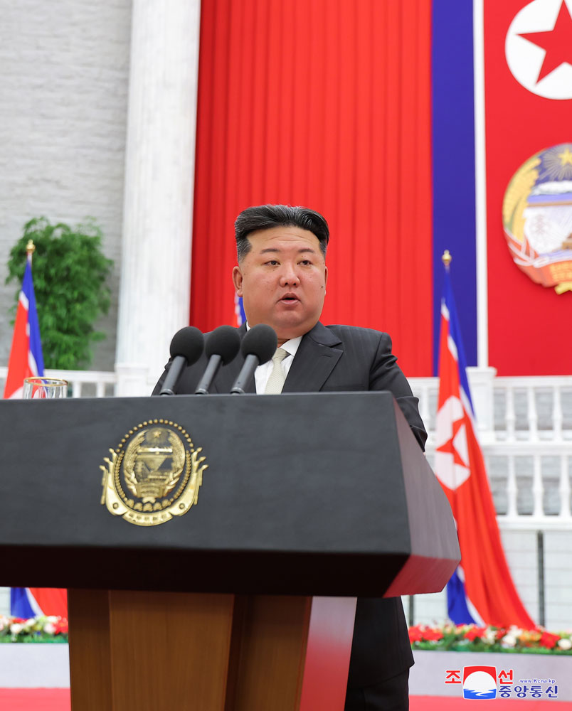 Estimado compañero <nobr><span style="font-size:110%;">Kim Jong Un</span></nobr> pronuncia un discurso programático por el aniversario de fundación de la RPDC