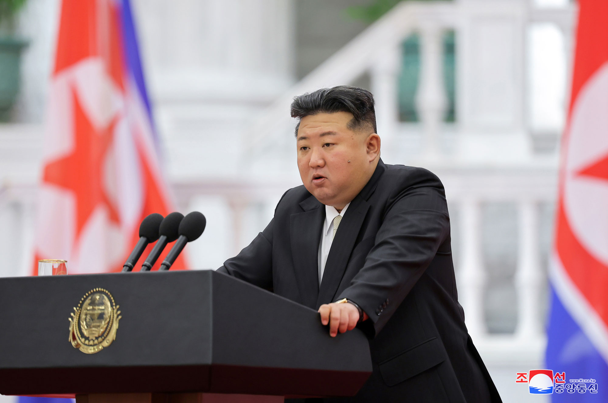 Estimado compañero <nobr><span style="font-size:110%;">Kim Jong Un</span></nobr> pronuncia un discurso programático por el aniversario de fundación de la RPDC