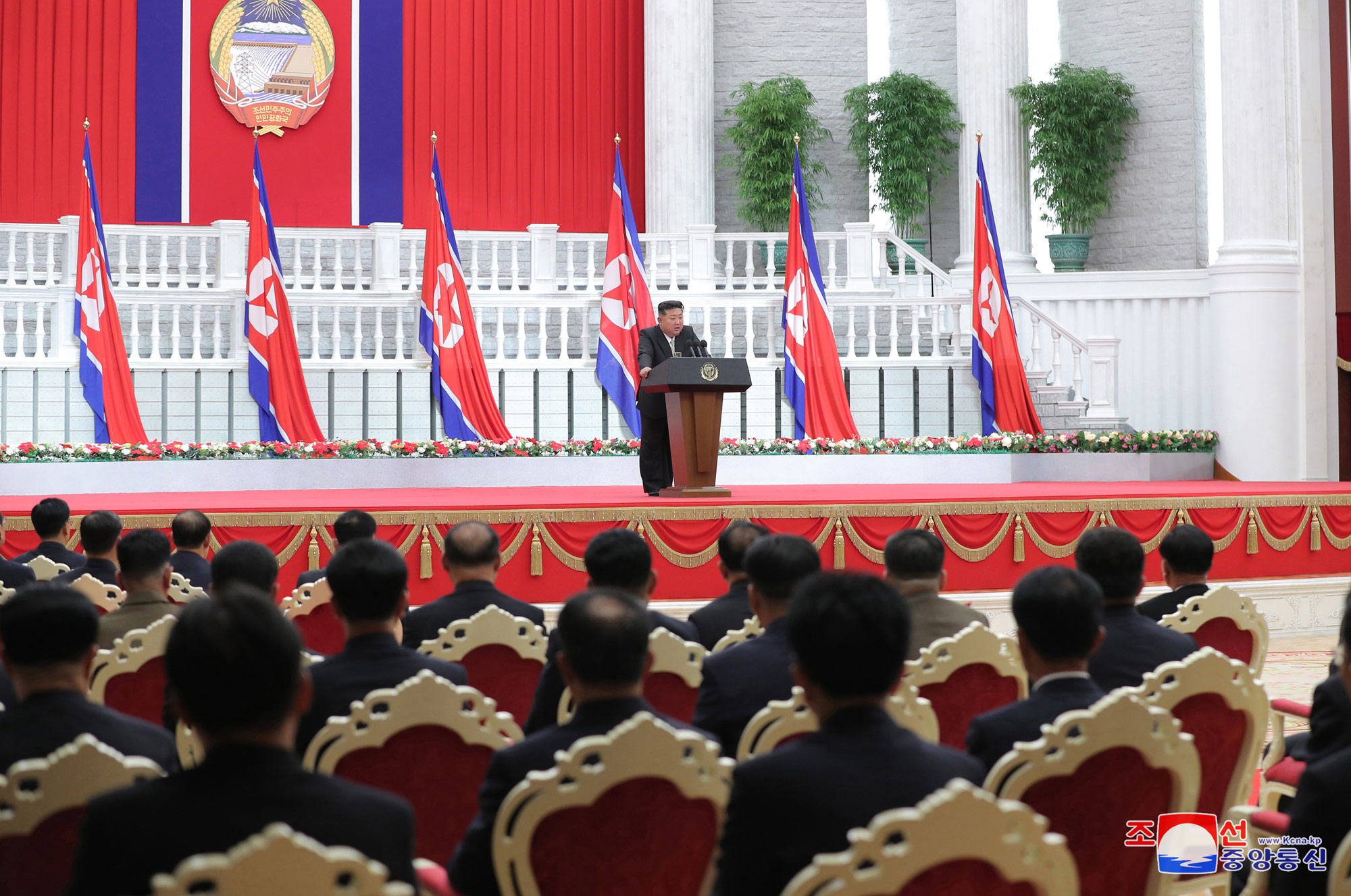 Estimado compañero <nobr><span style="font-size:110%;">Kim Jong Un</span></nobr> pronuncia un discurso programático por el aniversario de fundación de la RPDC