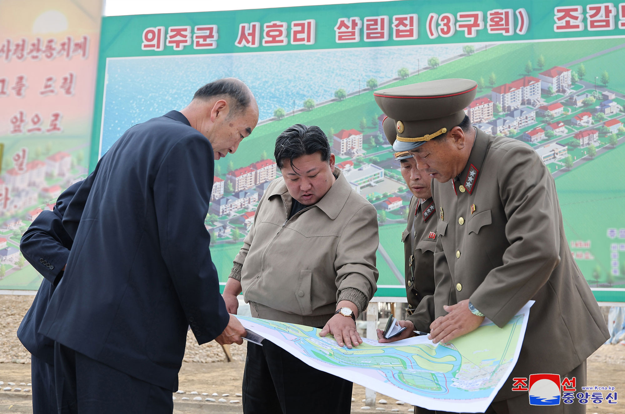 Estimado compañero <nobr><span style="font-size:110%;">Kim Jong Un</span></nobr> dirige sobre el terreno la campaña de 
resarcimiento de daños por inundación en la provincia de Phyong-an del 
Norte