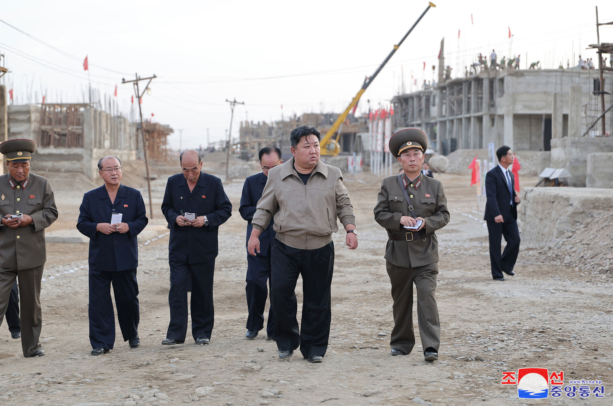 Estimado compañero <nobr><span style="font-size:110%;">Kim Jong Un</span></nobr> dirige sobre el terreno la campaña de 
resarcimiento de daños por inundación en la provincia de Phyong-an del 
Norte