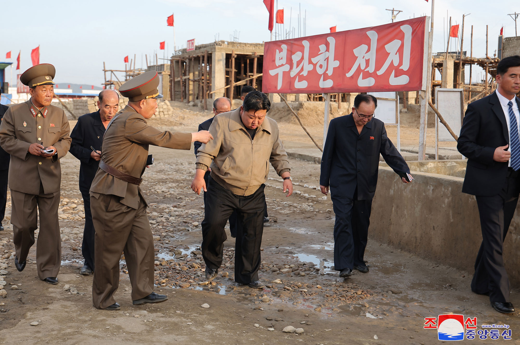 Der verehrte Genosse Kim Jong Un leitete die Arbeit für den Wiederaufbau in den Hochwassergebieten im Bezirk Nord-Phyongan vor Ort an