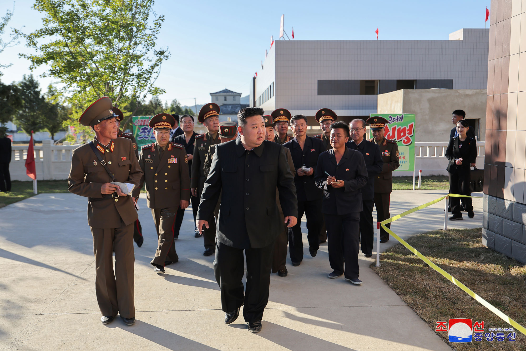 Estimado compañero <nobr><span style="font-size:110%;">Kim Jong Un</span></nobr> recorre área de construcción de fábricas de industria local en la provincia de Phyong-an del Norte