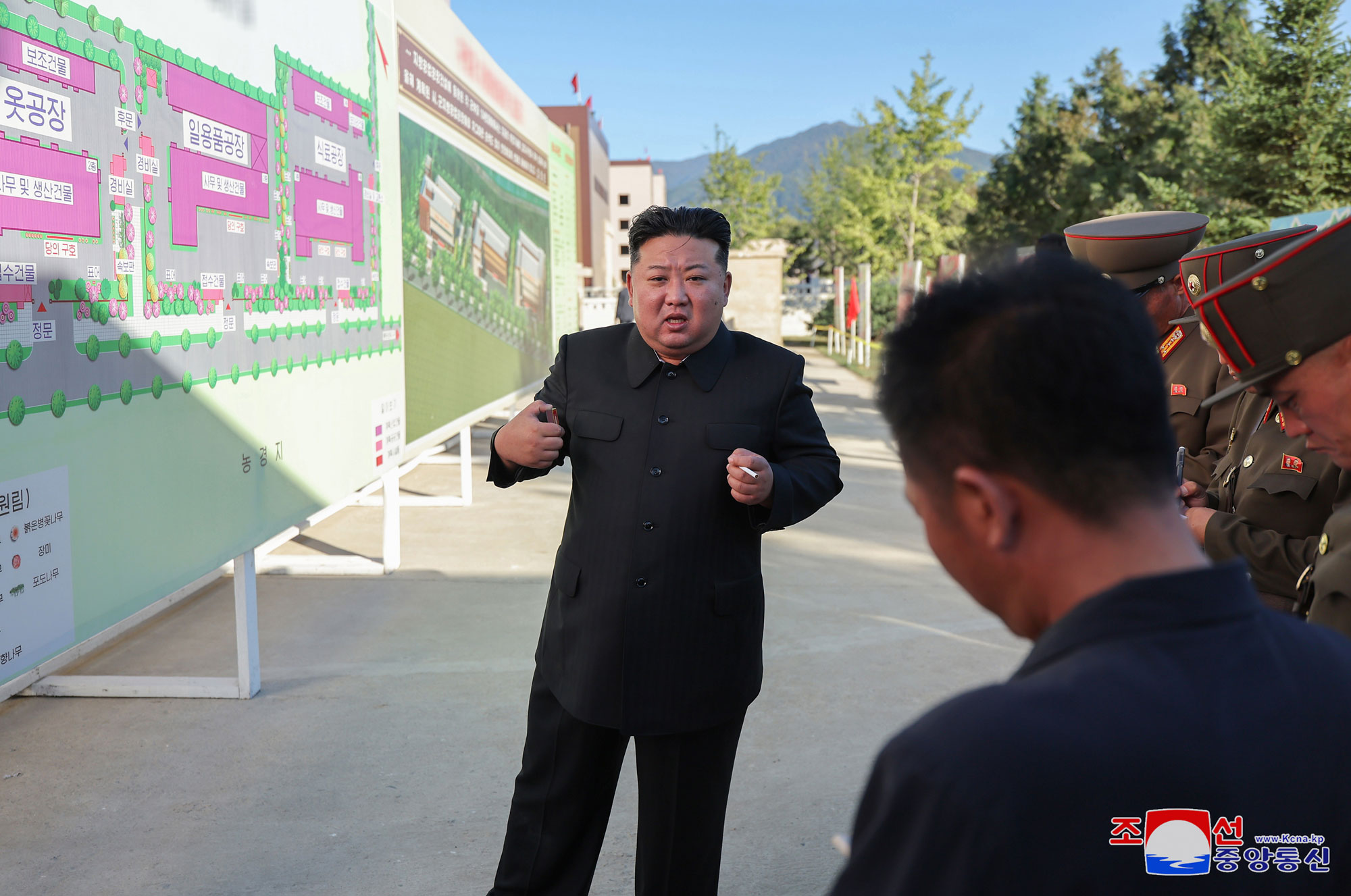 Estimado compañero <nobr><span style="font-size:110%;">Kim Jong Un</span></nobr> recorre área de construcción de fábricas de industria local en la provincia de Phyong-an del Norte