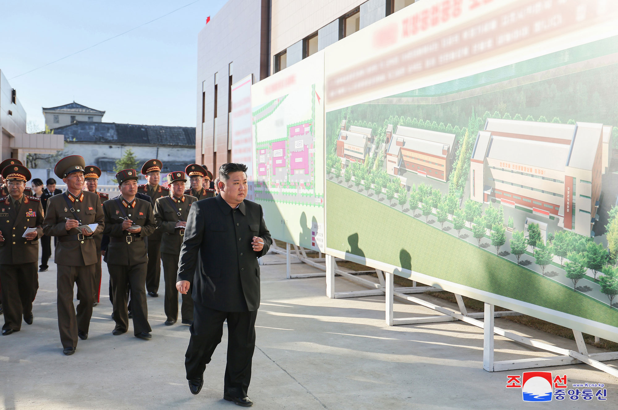 Estimado compañero <nobr><span style="font-size:110%;">Kim Jong Un</span></nobr> recorre área de construcción de fábricas de industria local en la provincia de Phyong-an del Norte