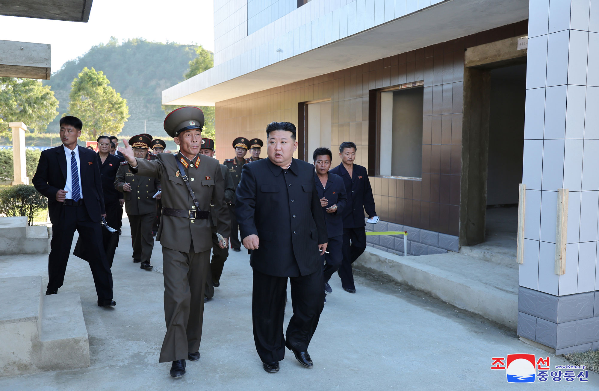 Estimado compañero <nobr><span style="font-size:110%;">Kim Jong Un</span></nobr> recorre área de construcción de fábricas de industria local en la provincia de Phyong-an del Norte