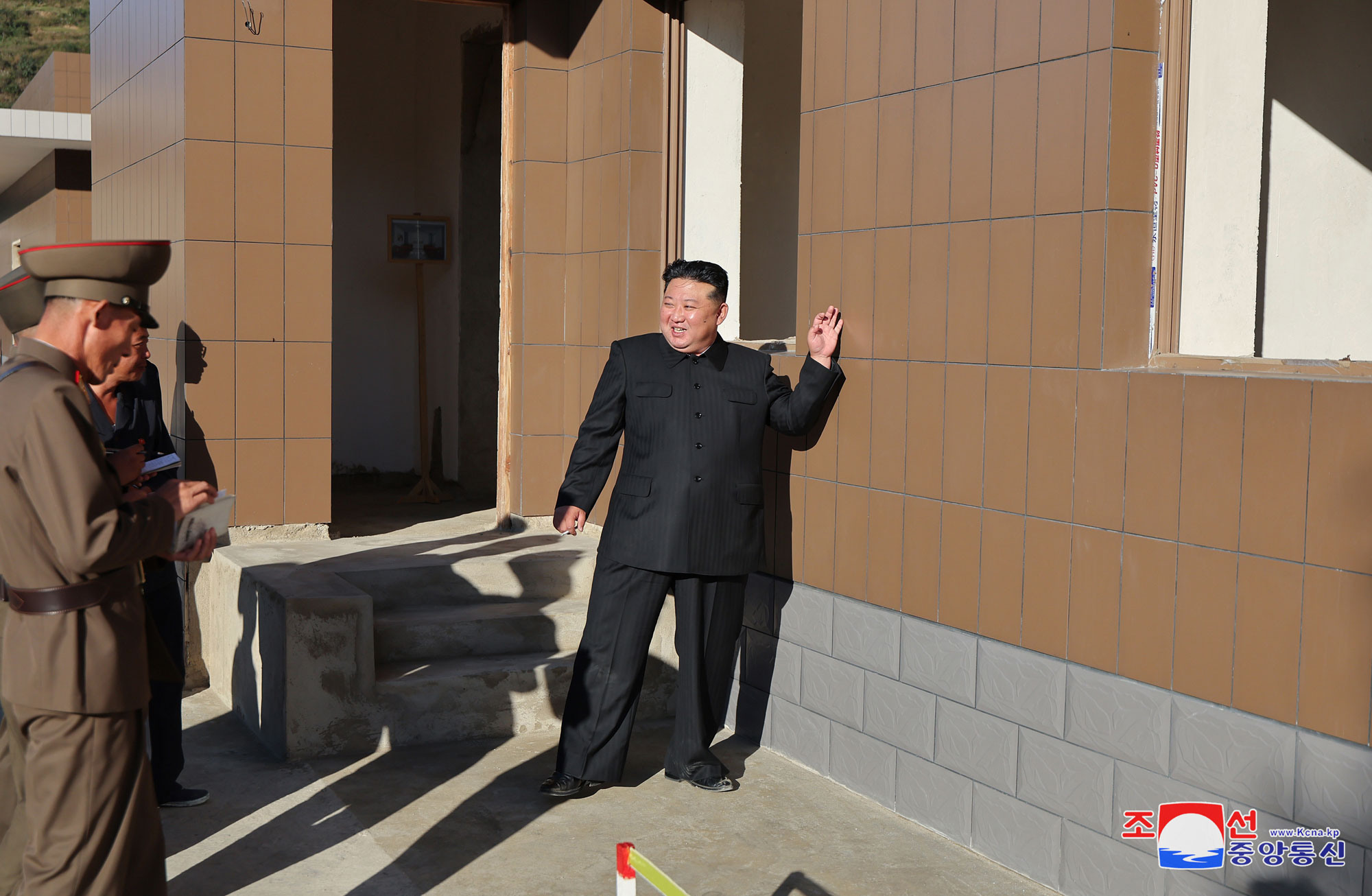 Estimado compañero <nobr><span style="font-size:110%;">Kim Jong Un</span></nobr> recorre área de construcción de fábricas de industria local en la provincia de Phyong-an del Norte