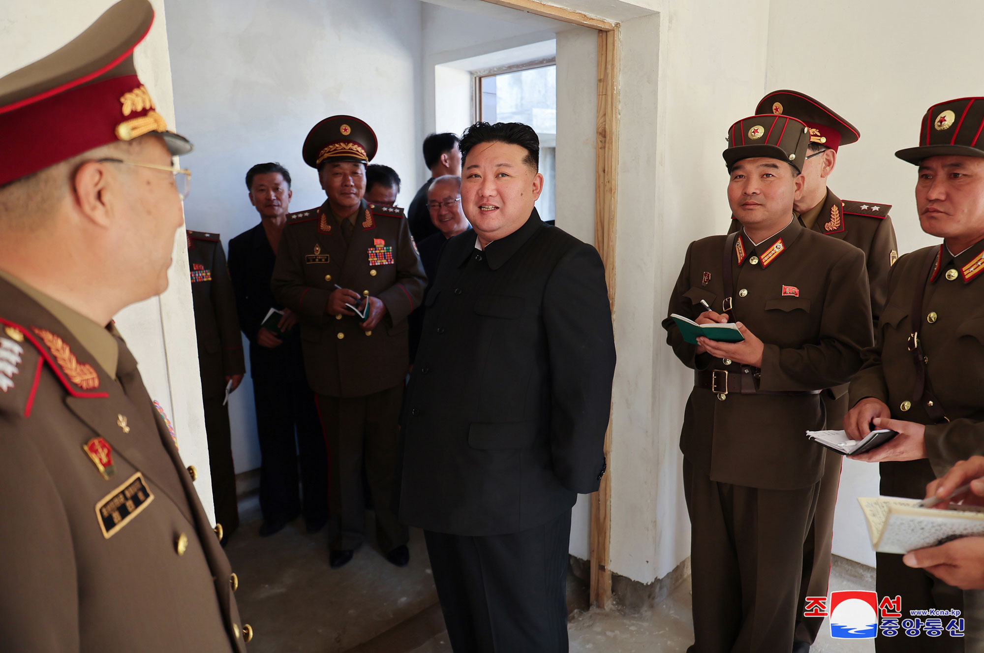 Estimado compañero <nobr><span style="font-size:110%;">Kim Jong Un</span></nobr> recorre área de construcción de fábricas de industria local en la provincia de Phyong-an del Norte