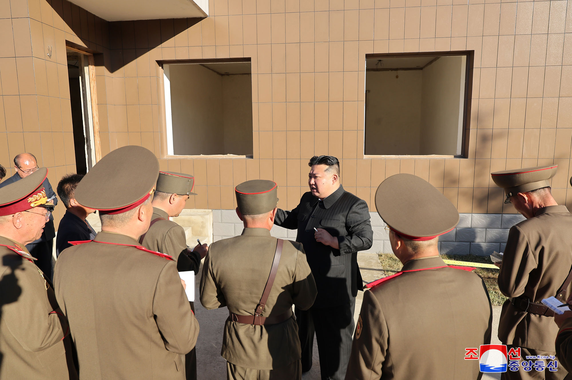 Estimado compañero <nobr><span style="font-size:110%;">Kim Jong Un</span></nobr> recorre área de construcción de fábricas de industria local en la provincia de Phyong-an del Norte