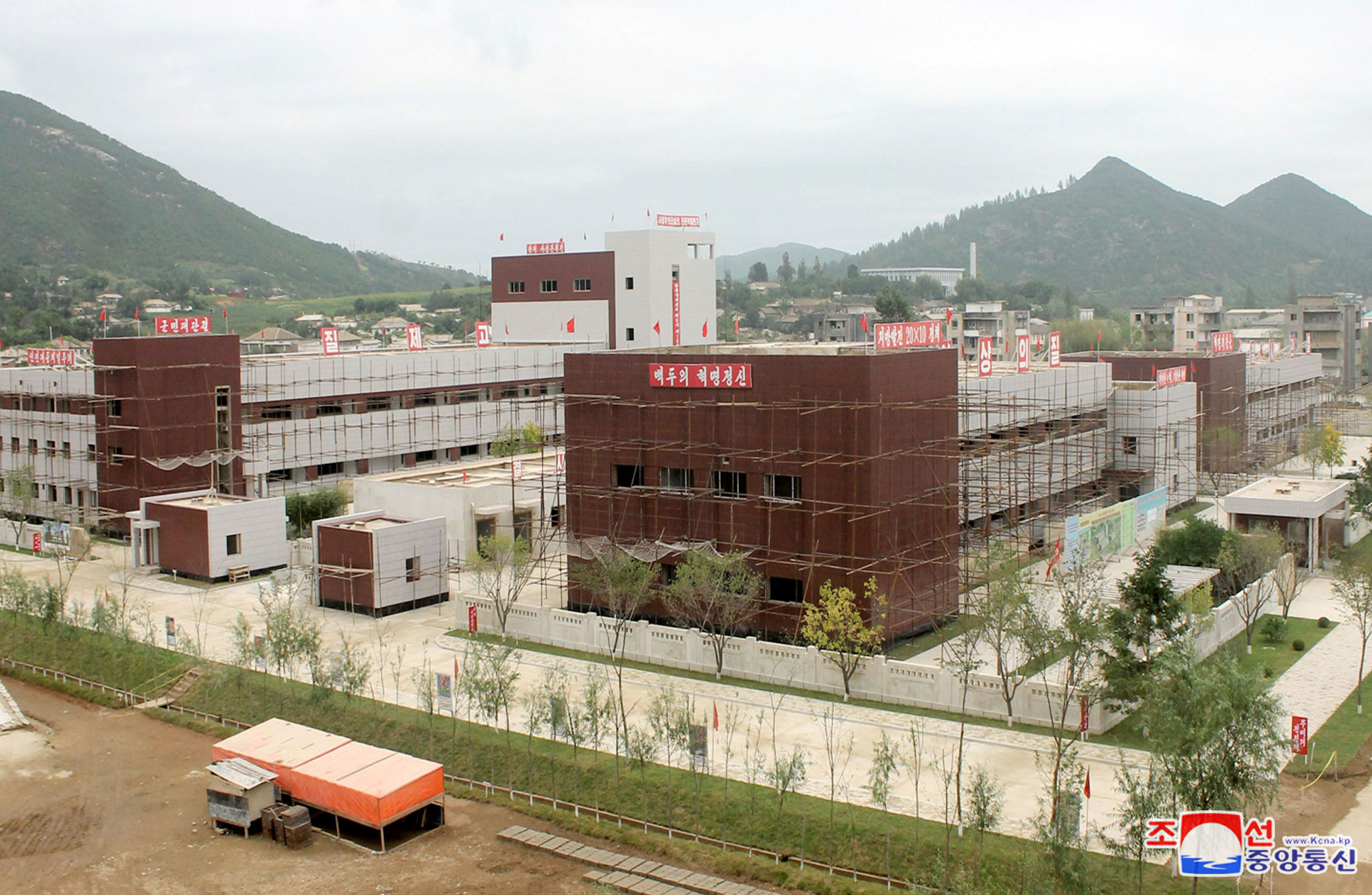 Estimado compañero <nobr><span style="font-size:110%;">Kim Jong Un</span></nobr> recorre área de construcción de fábricas de industria local en la provincia de Phyong-an del Norte