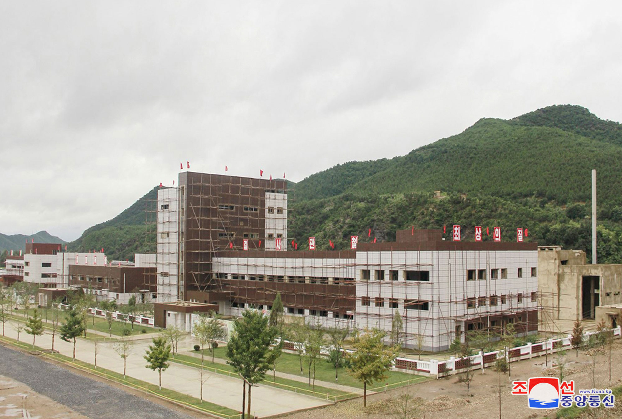 Estimado compañero <nobr><span style="font-size:110%;">Kim Jong Un</span></nobr> recorre área de construcción de fábricas de industria local en la provincia de Phyong-an del Norte