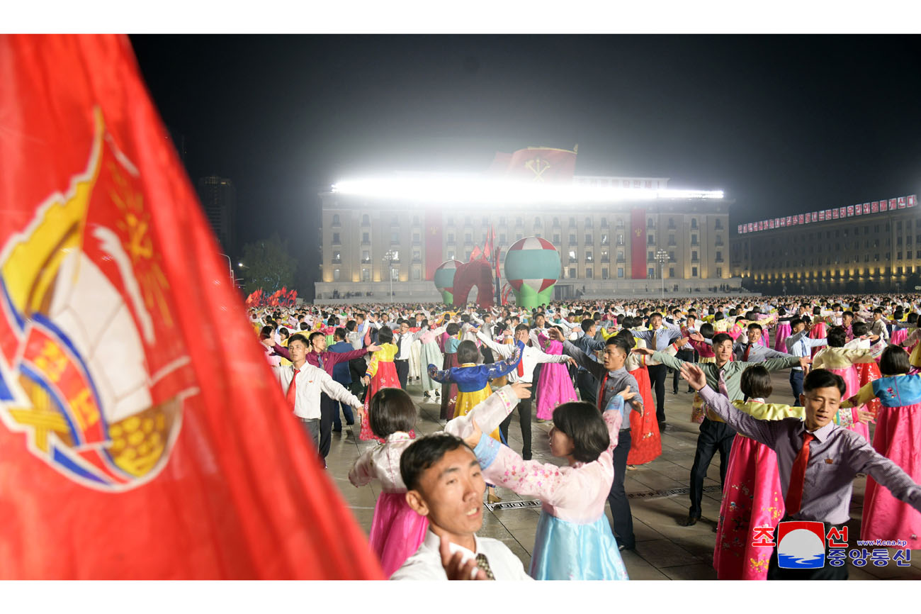 조선로동당창건 79돐경축 청년학생들의 야회 및 축포발사 진행