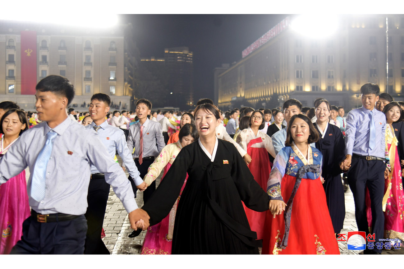 조선로동당창건 79돐경축 청년학생들의 야회 및 축포발사 진행