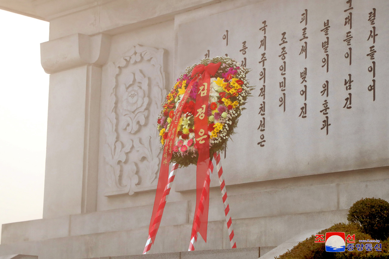 Estimado compañero Kim Jong Un envía cesto de flores al Monumento a la Amistad