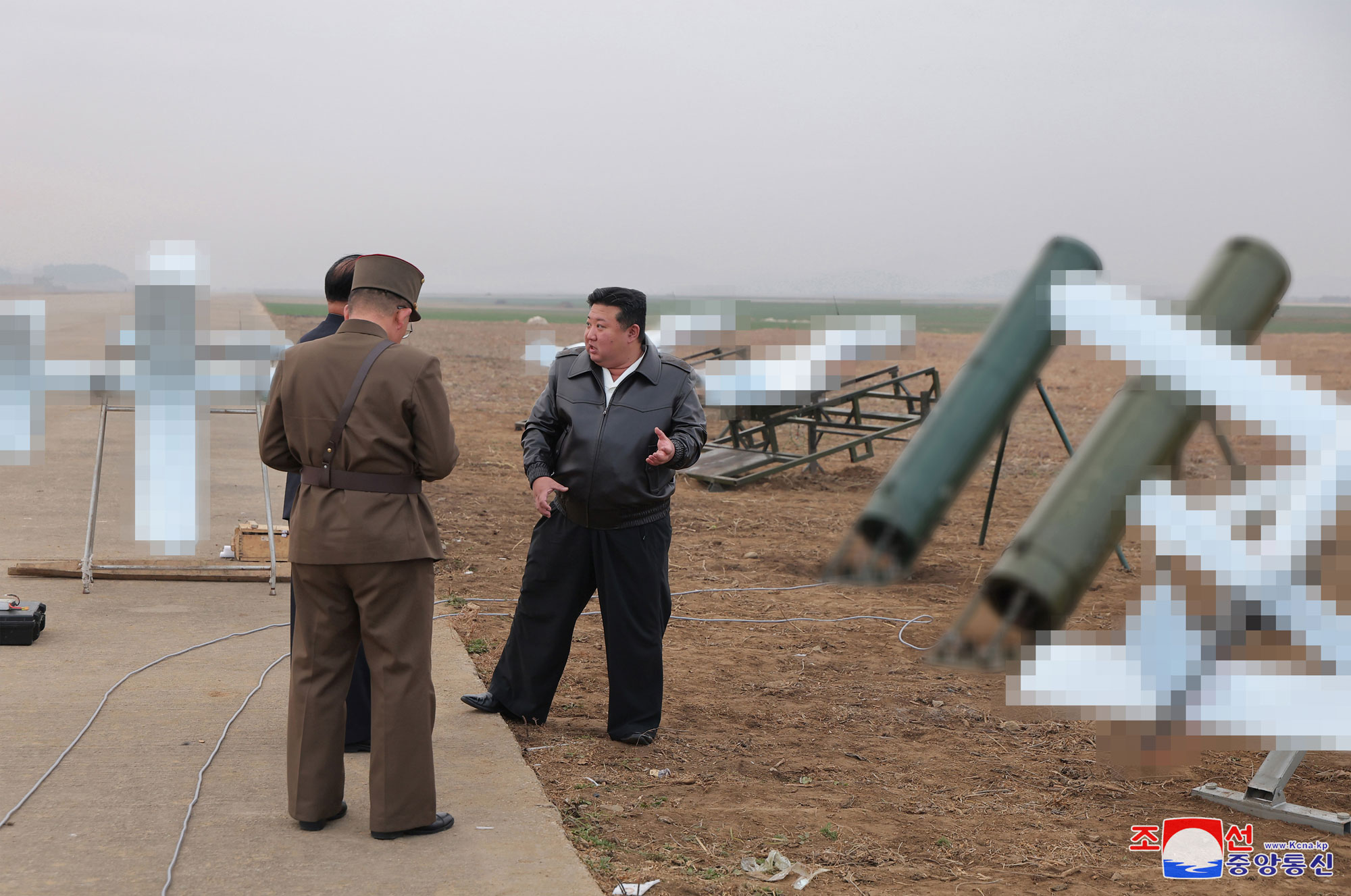 Der verehrte Genosse Kim Jong Un
 leitete den Leistungstest von verschiedenen Anschlagdrohnen, die im 
Vereinigten Betrieb für unbemannte Flugtechnik hergestellt wurden, vor 
Ort an