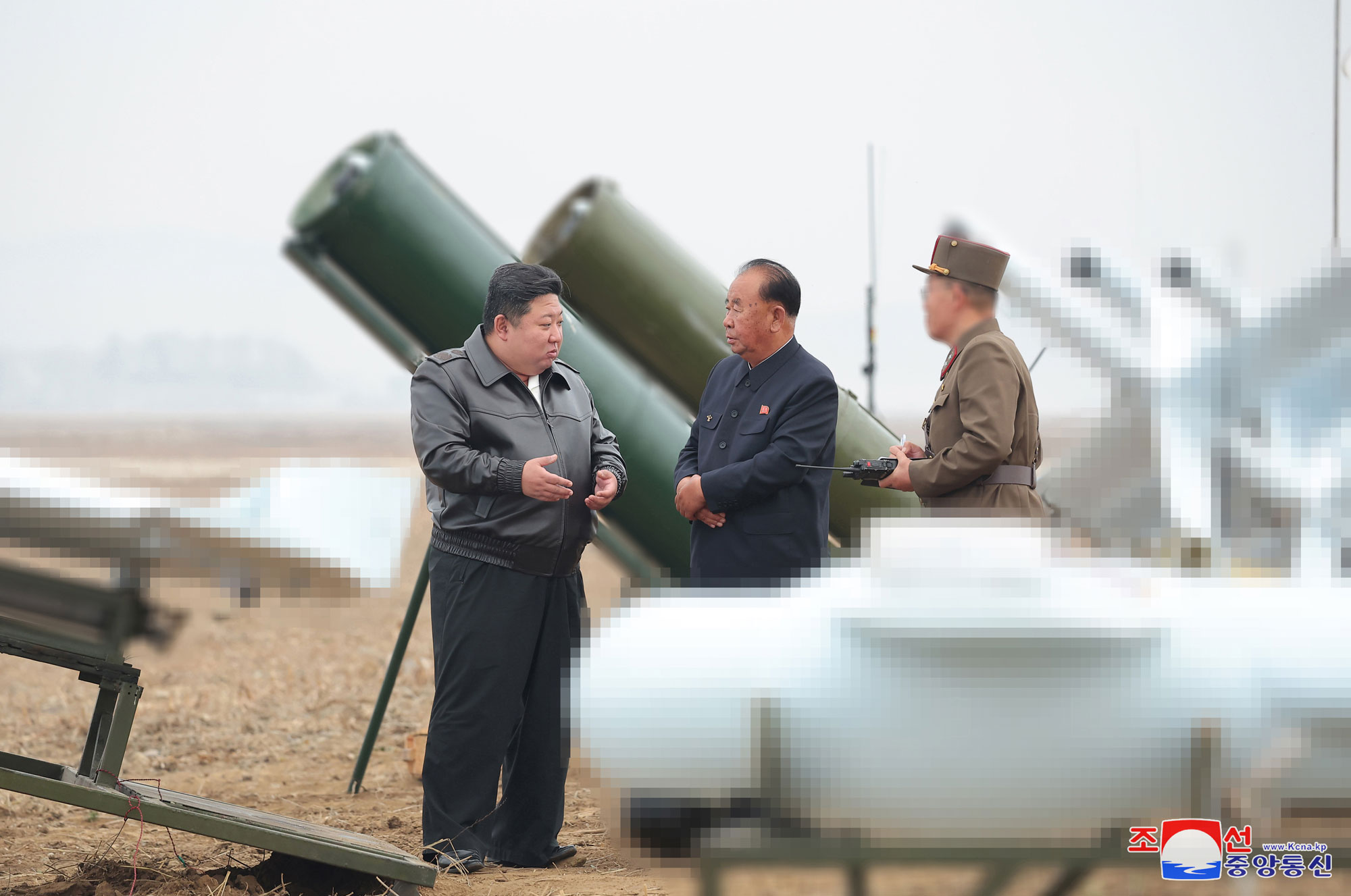  경애하는 김정은동지께서 무인항공기술련합체에서 생산한 각종 자폭공격형무인기들의 성능시험을 현지에서 지도하시였다