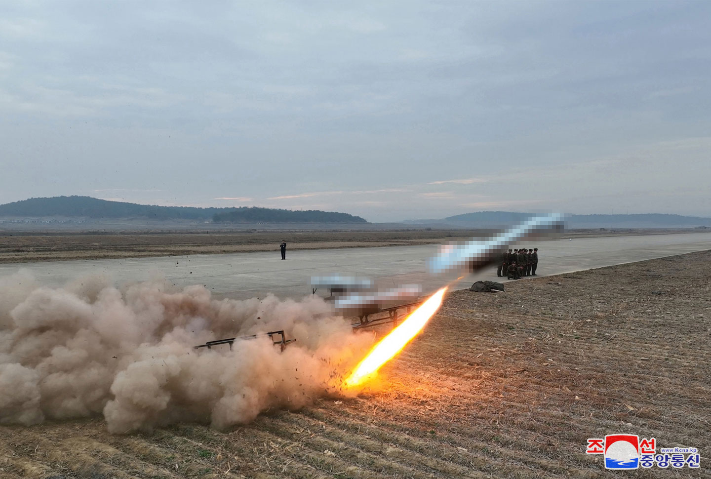 Der verehrte Genosse Kim Jong Un
 leitete den Leistungstest von verschiedenen Anschlagdrohnen, die im 
Vereinigten Betrieb für unbemannte Flugtechnik hergestellt wurden, vor 
Ort an