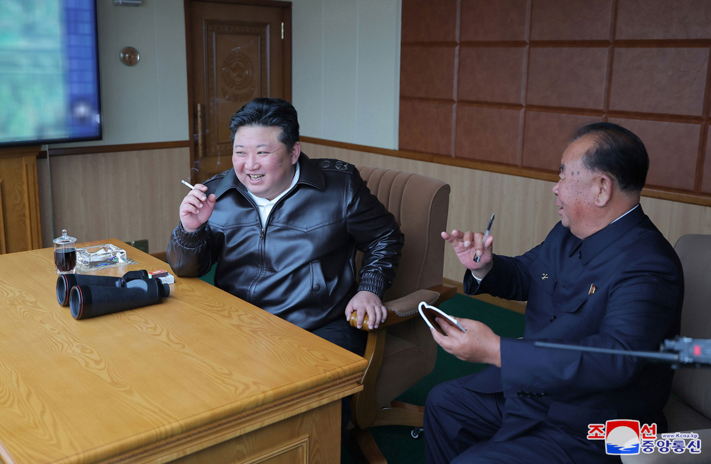  경애하는 김정은동지께서 무인항공기술련합체에서 생산한 각종 자폭공격형무인기들의 성능시험을 현지에서 지도하시였다