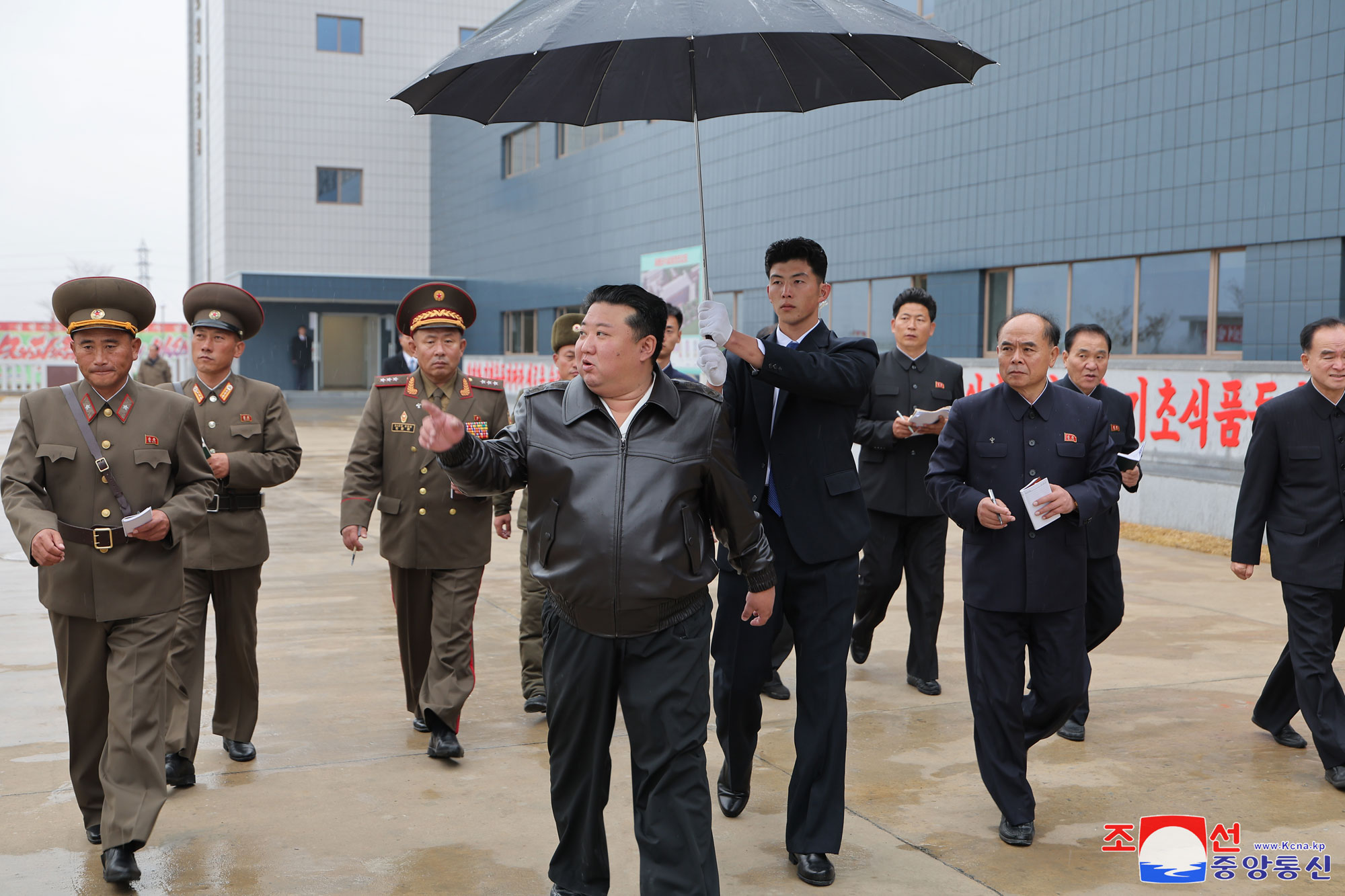 敬爱的金正恩同志视察载宁郡地方工业工厂建设工地