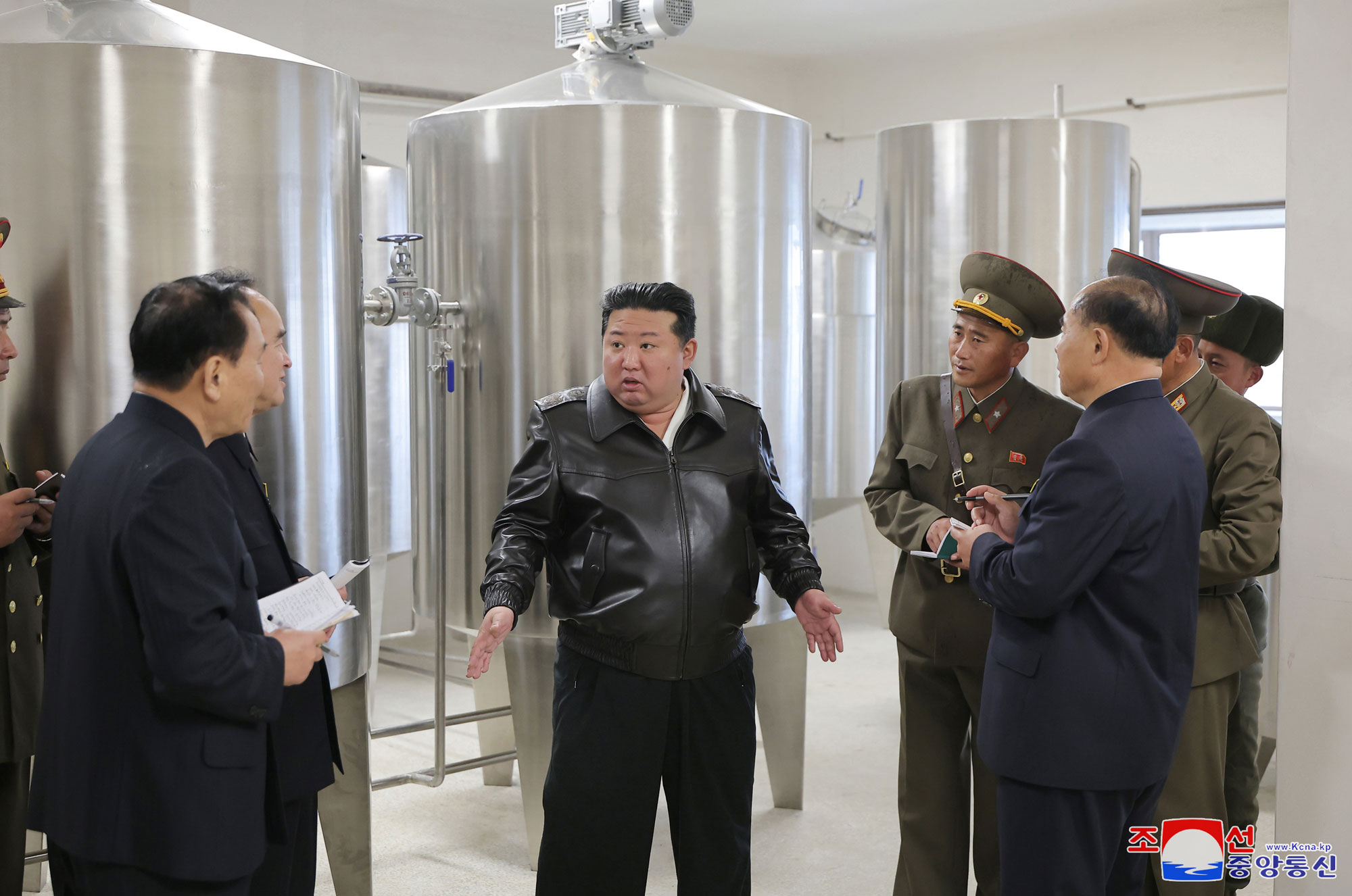 Der verehrte Genosse Kim Jong Un leitete die Baustellen für örtliche Industriebetriebe im Kreis Jaeryong vor Ort an