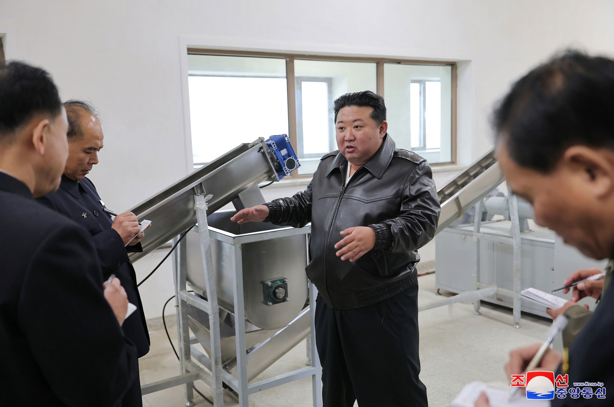 Der verehrte Genosse Kim Jong Un leitete die Baustellen für örtliche Industriebetriebe im Kreis Jaeryong vor Ort an